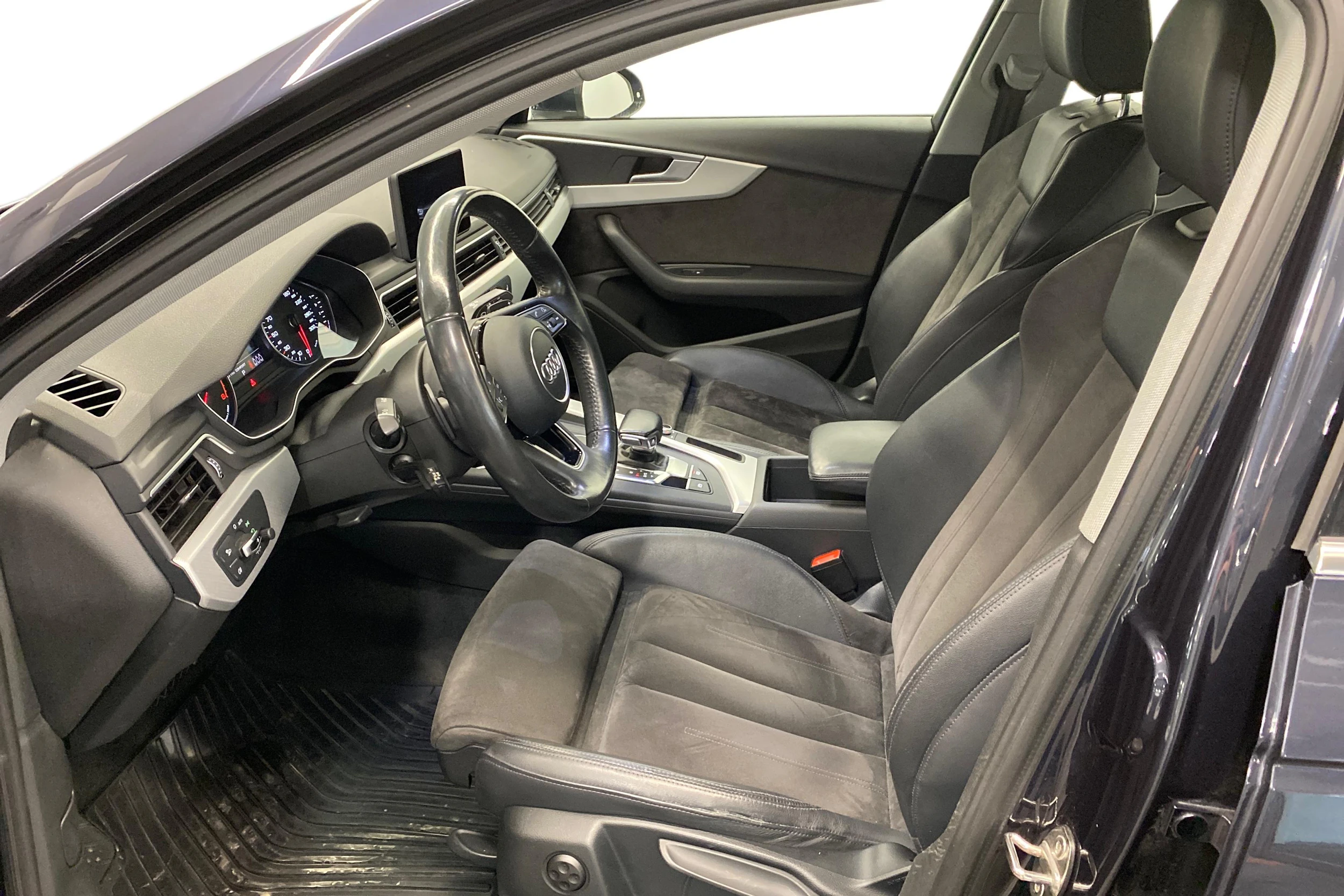 sininen Audi A4 2017 kuva 6.