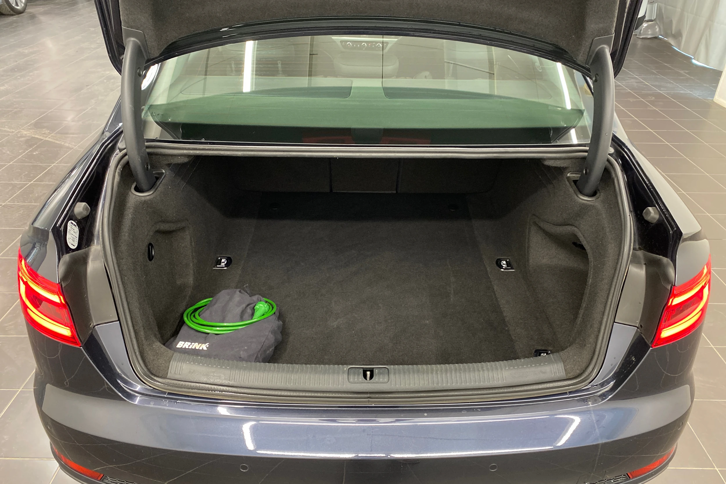 sininen Audi A4 2017 kuva 11.