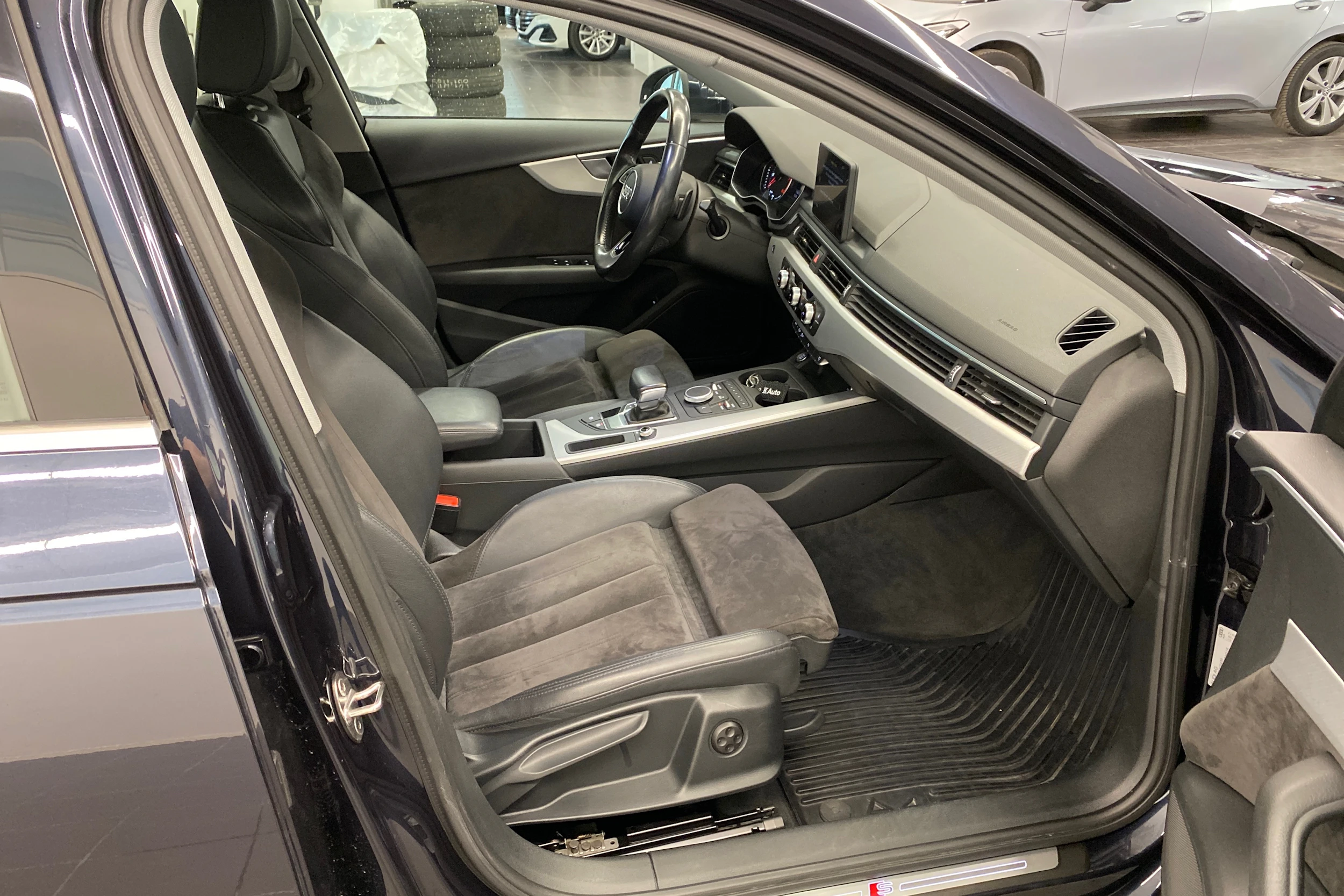 sininen Audi A4 2017 kuva 13.