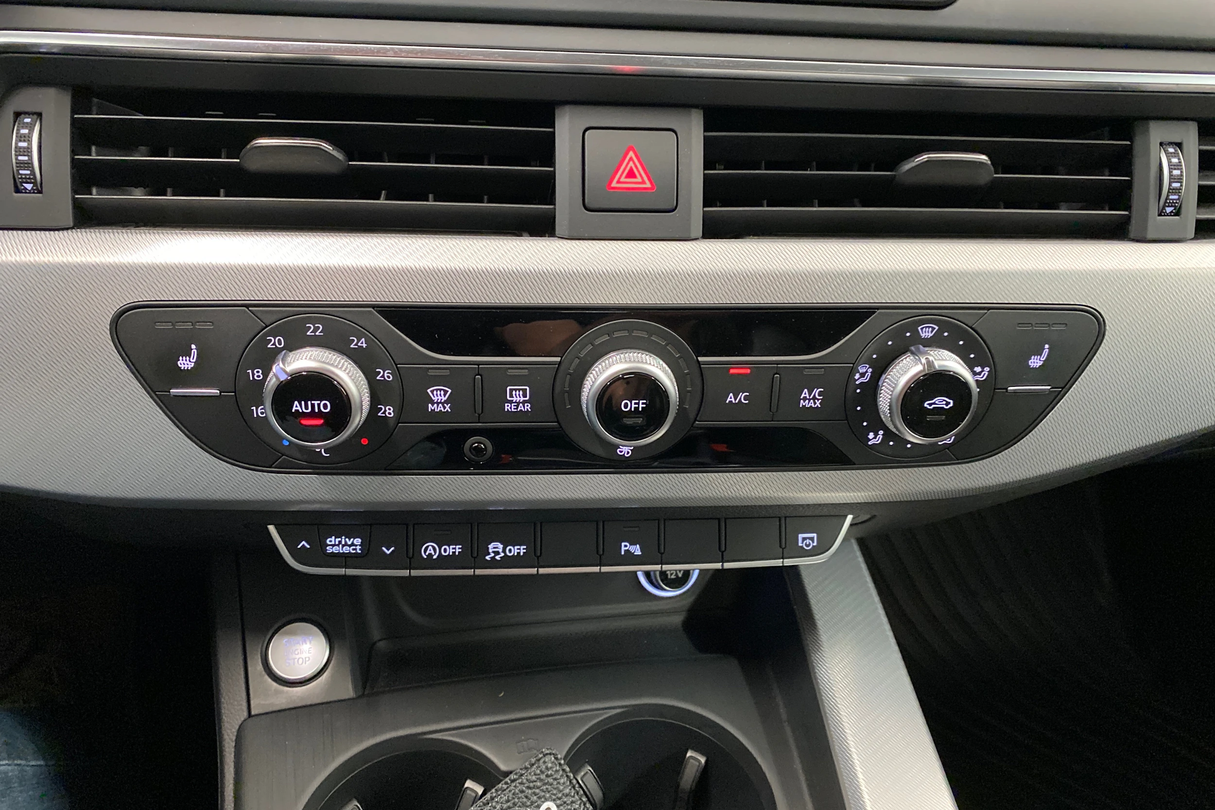 sininen Audi A4 2017 kuva 16.