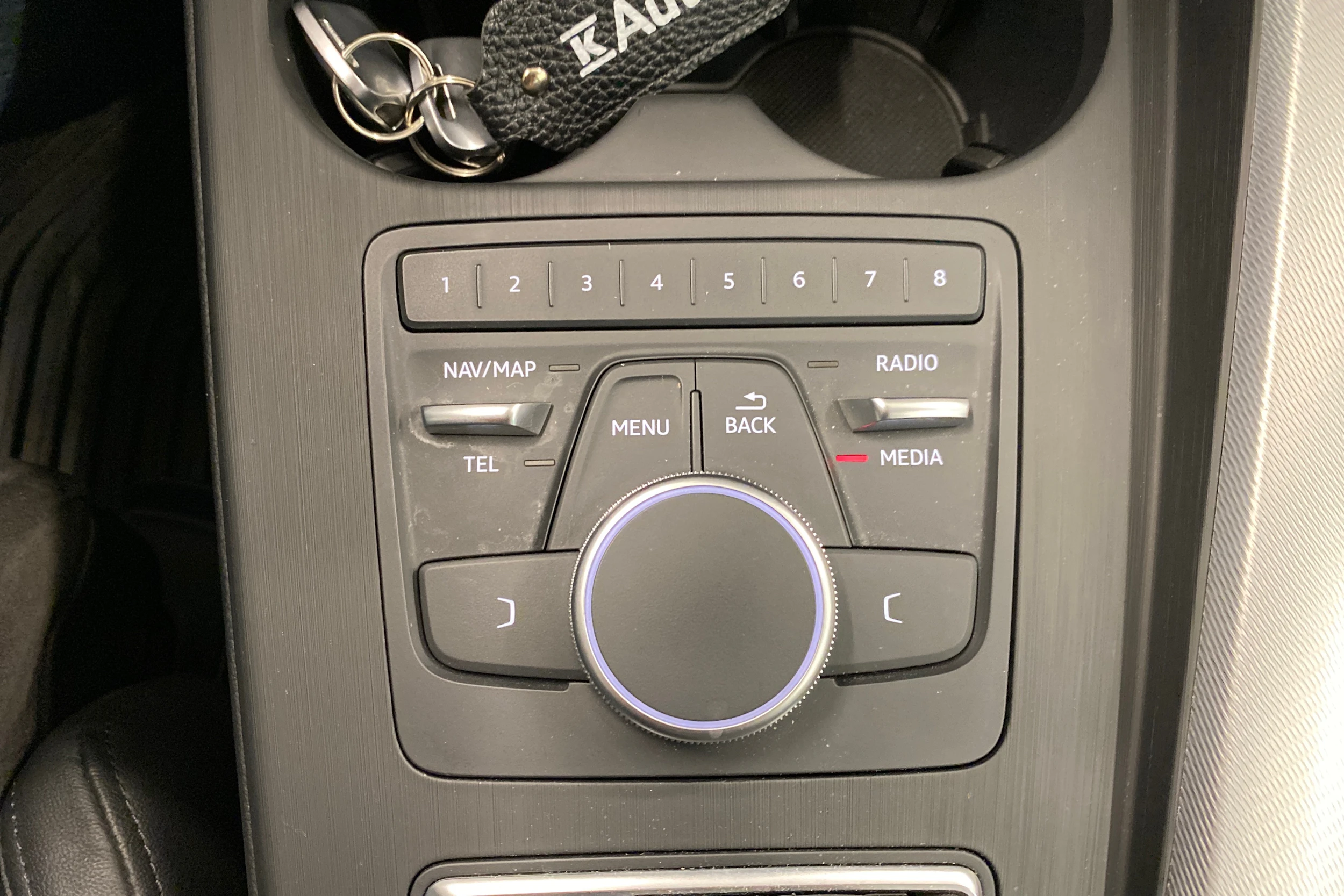 sininen Audi A4 2017 kuva 17.