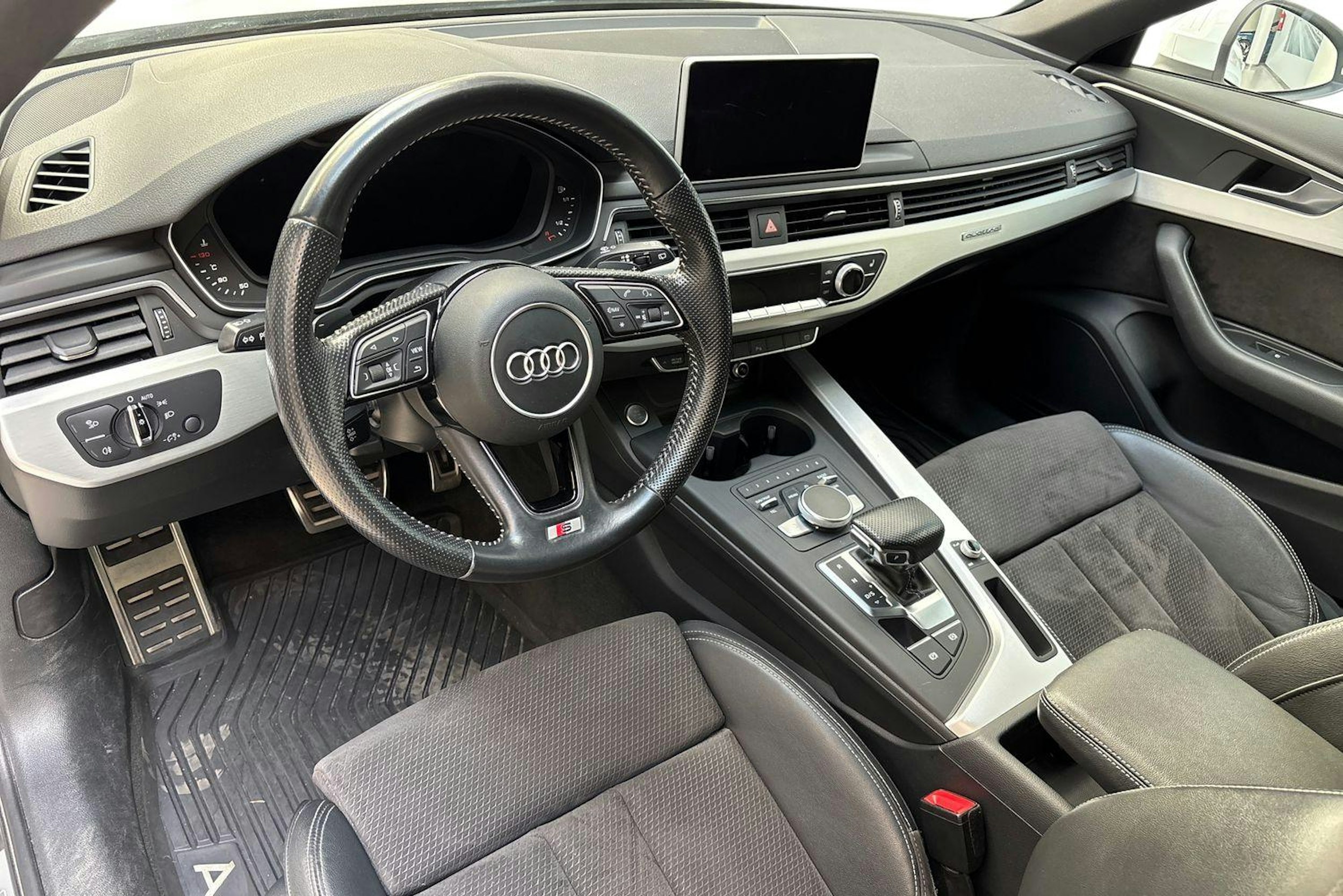 Valkoinen Audi A4 2017 kuva 8.