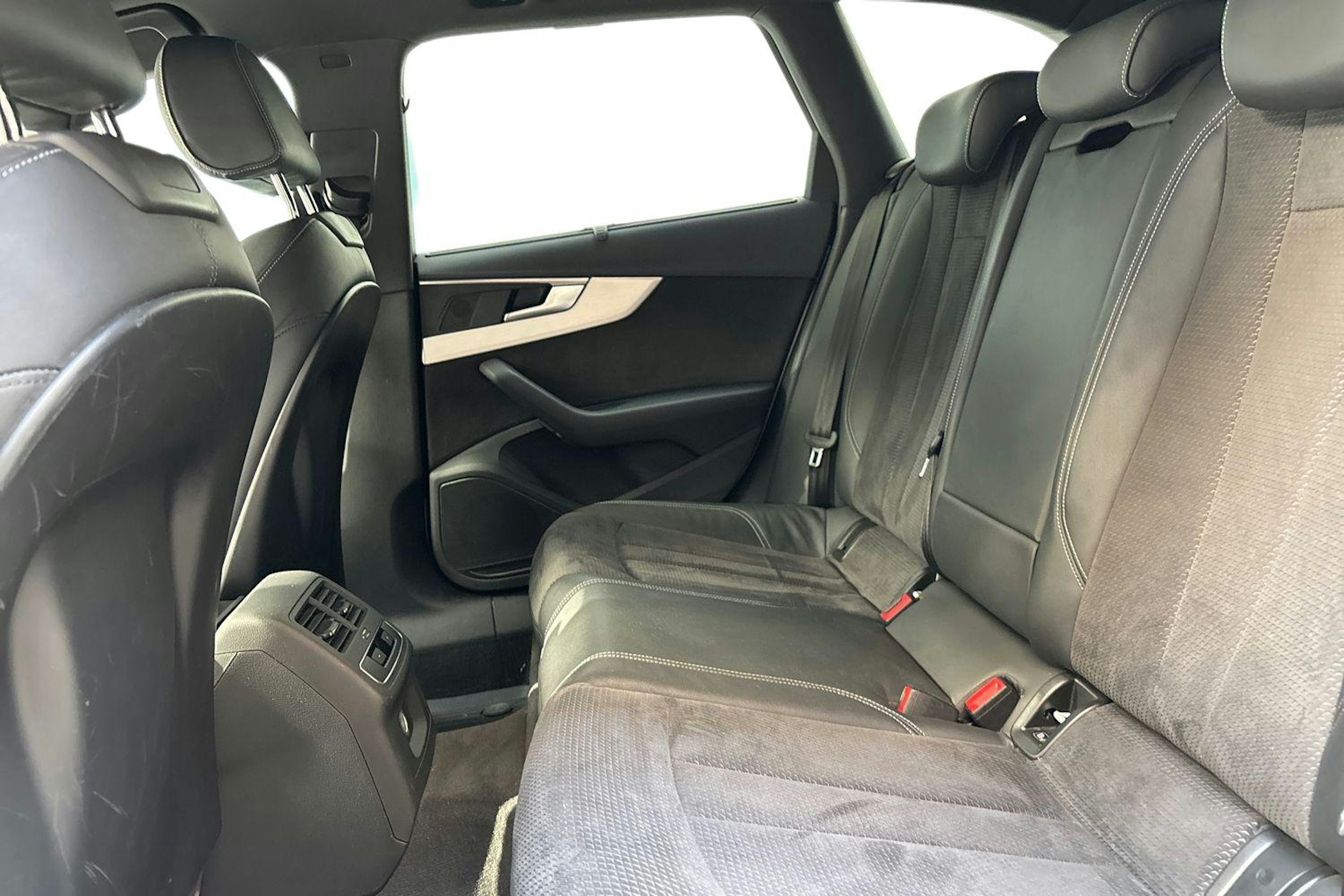 Valkoinen Audi A4 2017 kuva 11.