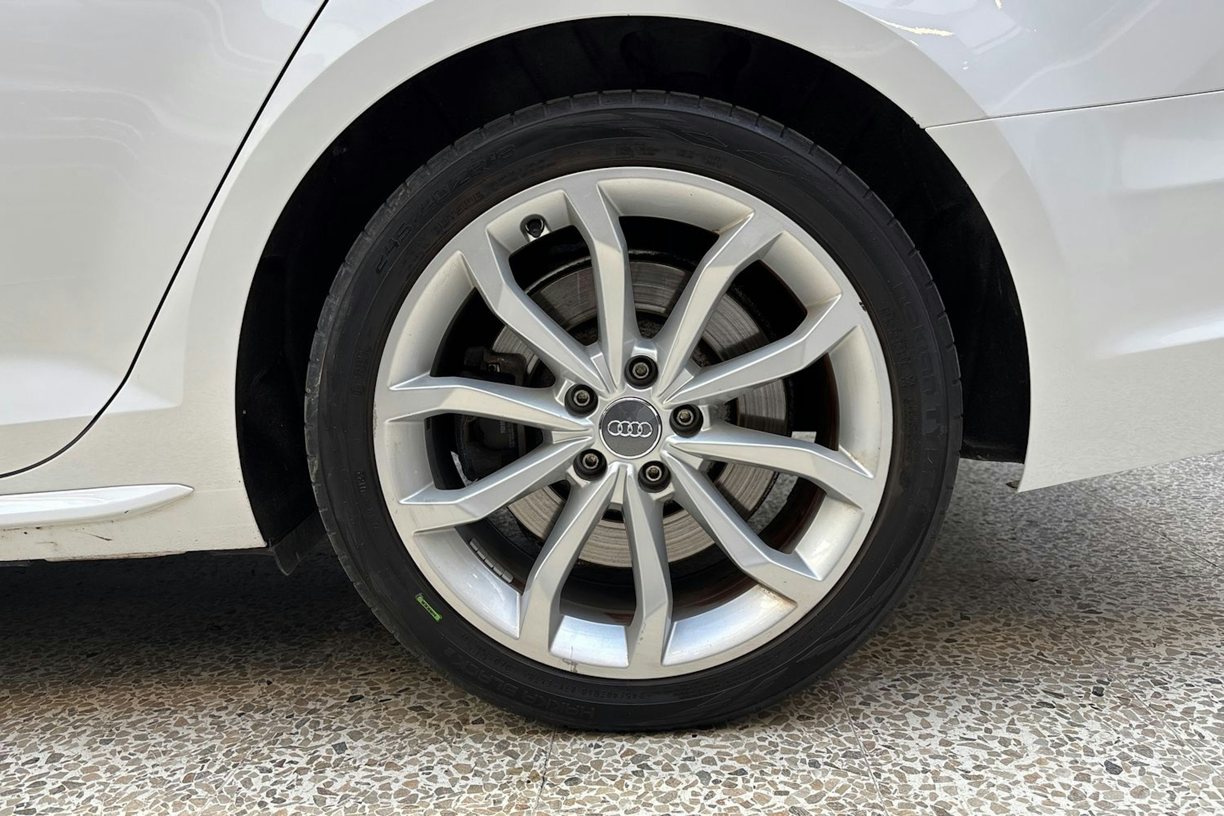 Valkoinen Audi A4 2017 kuva 14.