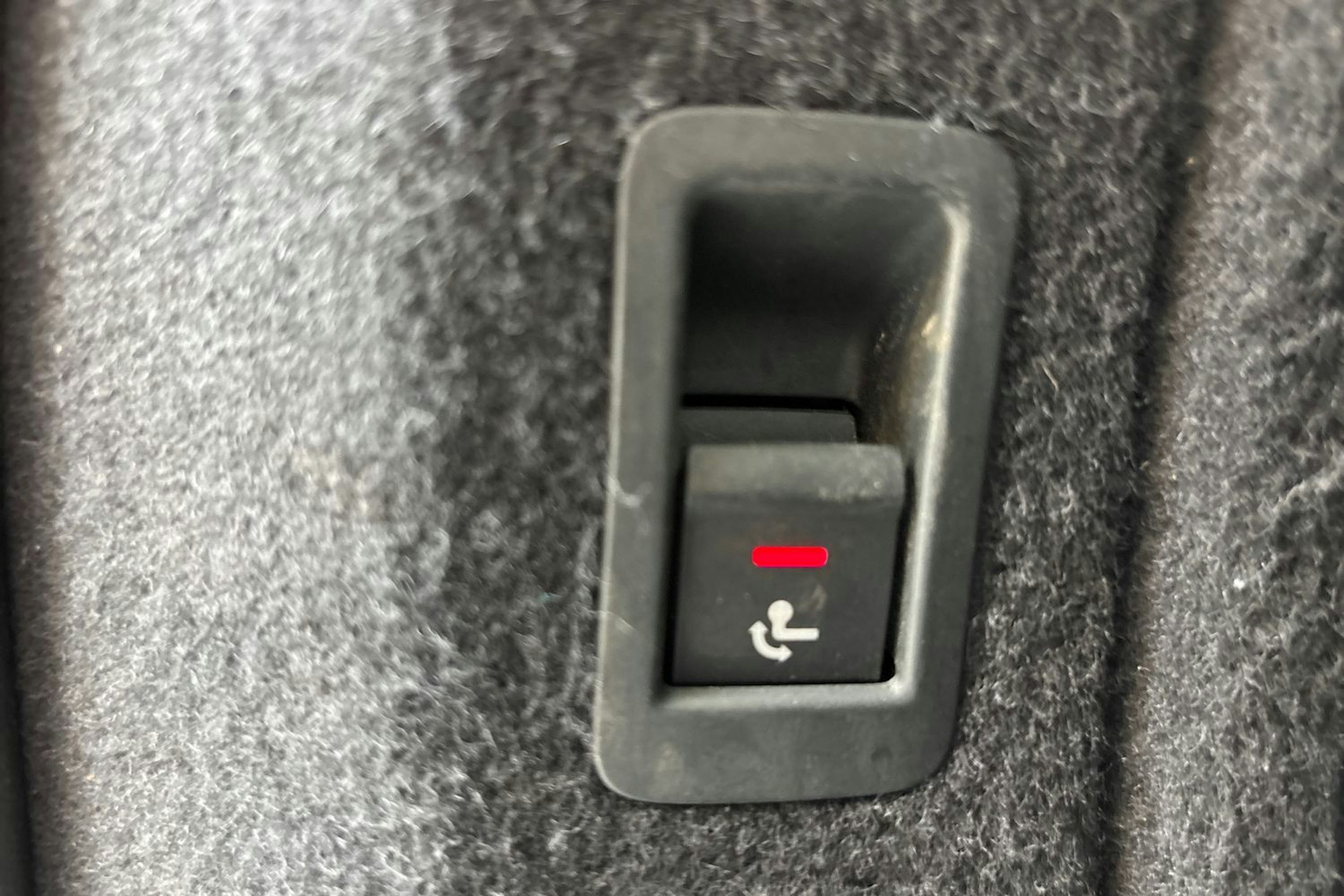 Valkoinen Audi A4 2017 kuva 17.