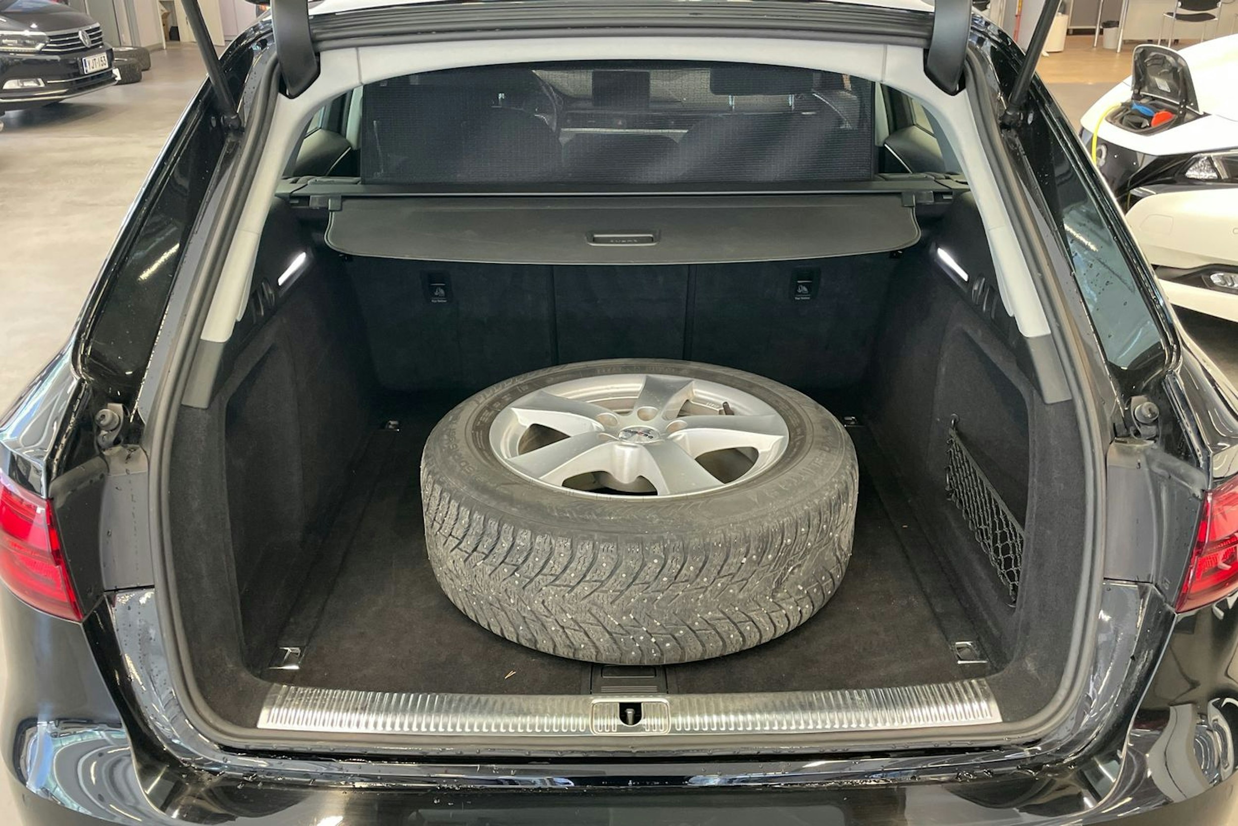 Musta Audi A4 2017 kuva 24.