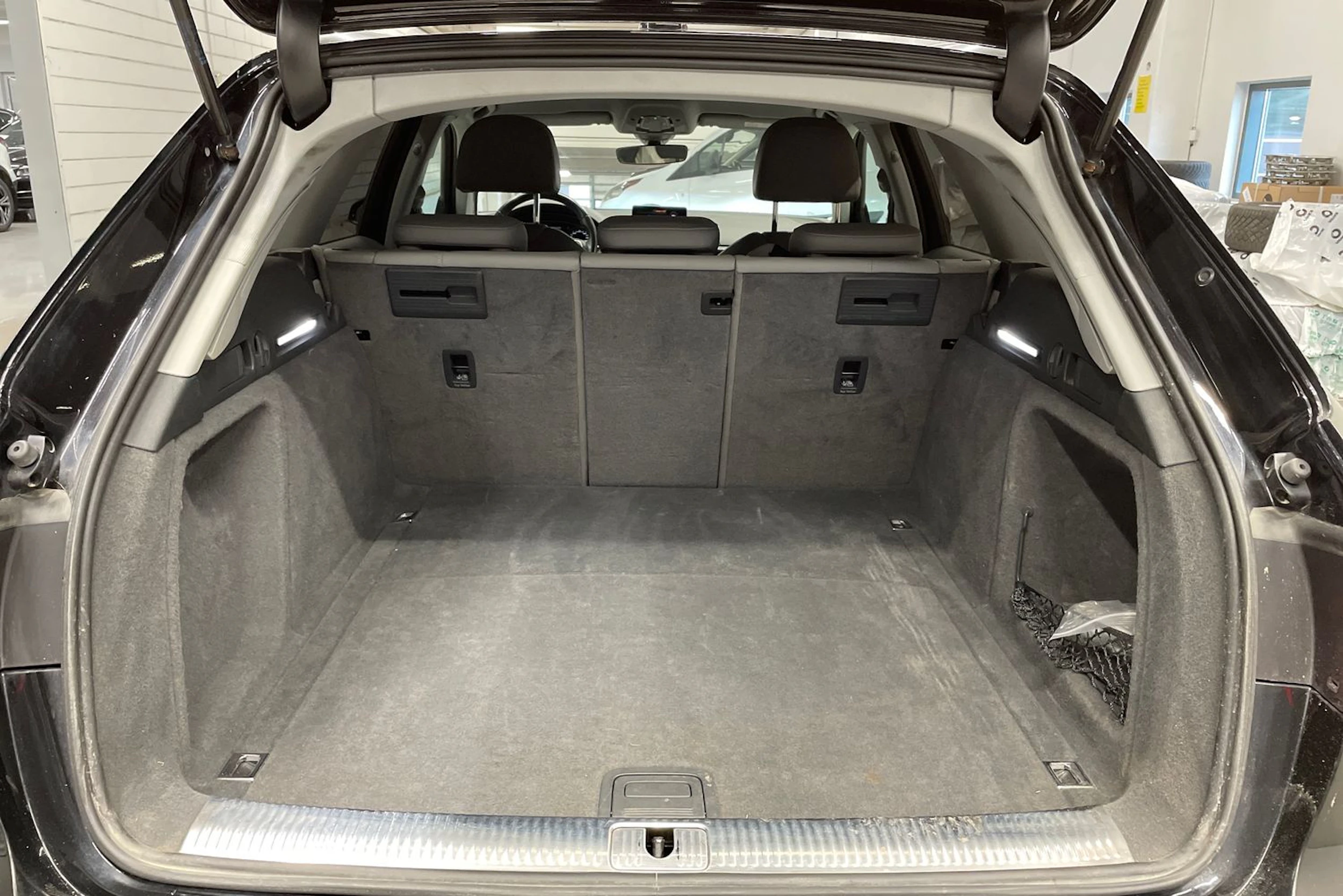 musta Audi A4 2018 kuva 16.