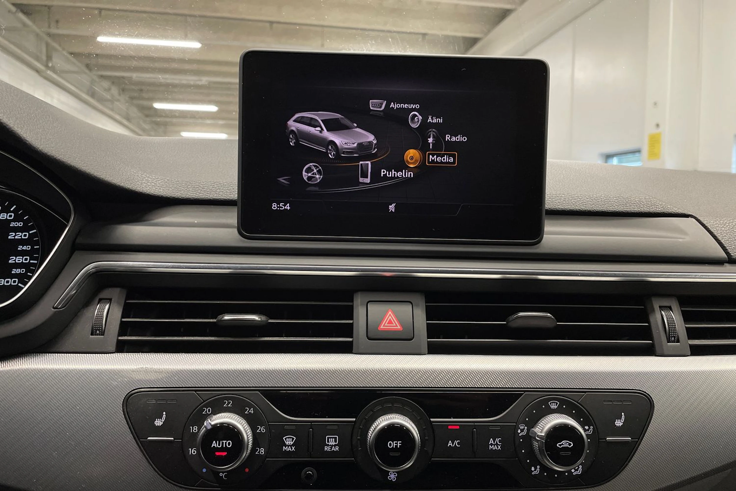 musta Audi A4 2018 kuva 18.