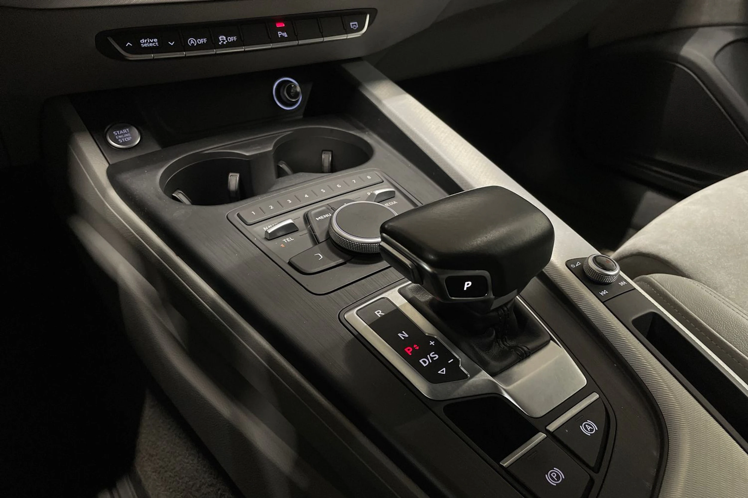 musta Audi A4 2018 kuva 20.