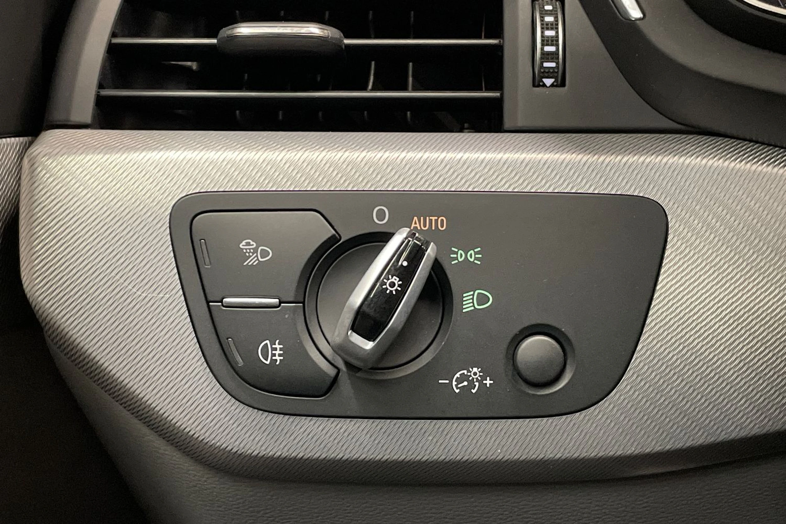 musta Audi A4 2018 kuva 21.
