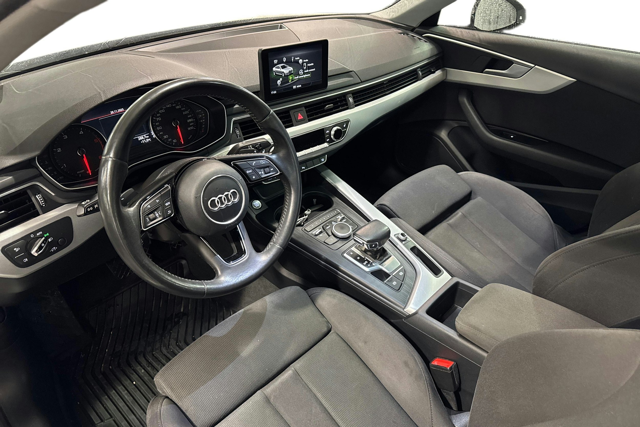 valkoinen Audi A4 2017 kuva 3.