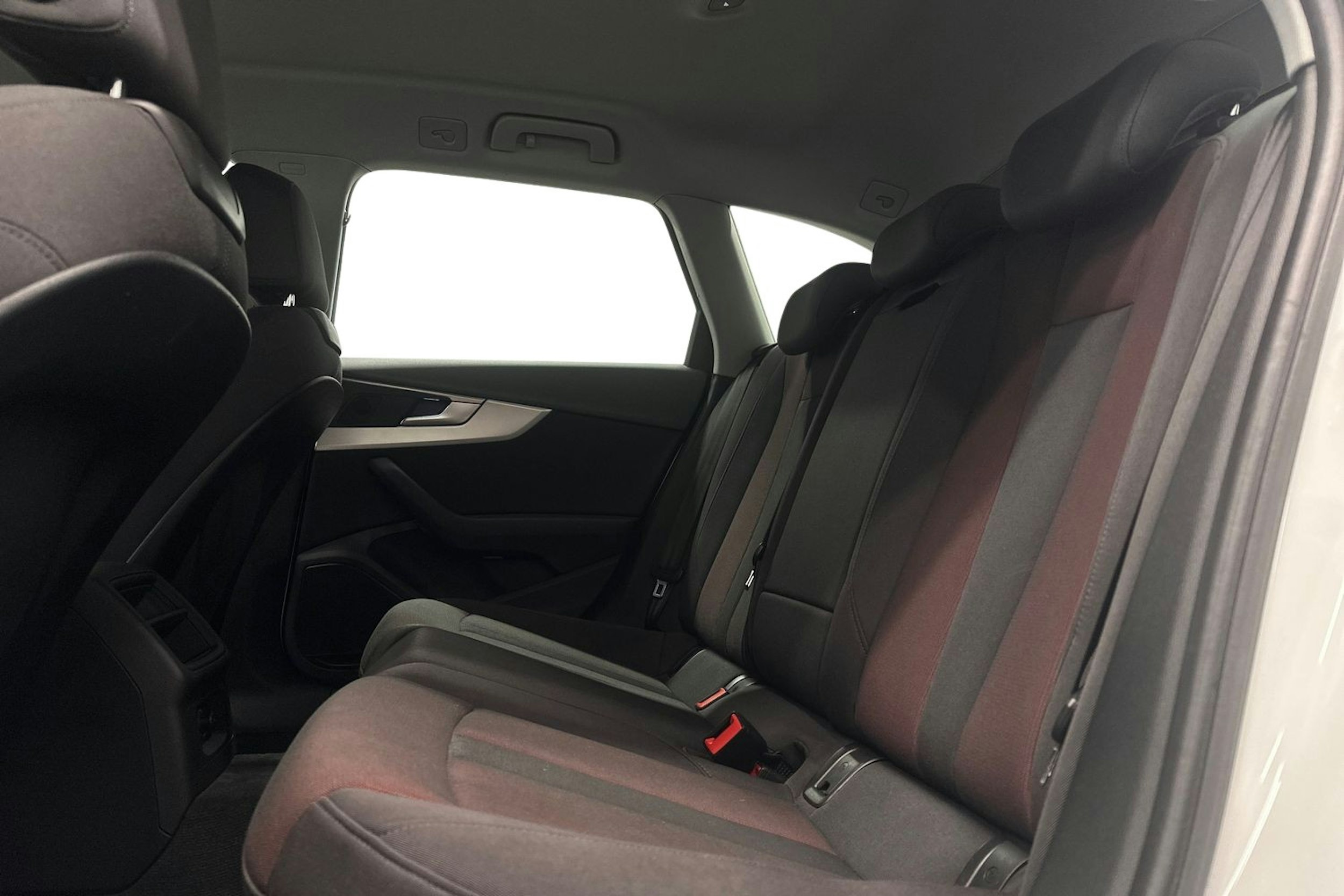 valkoinen Audi A4 2017 kuva 10.