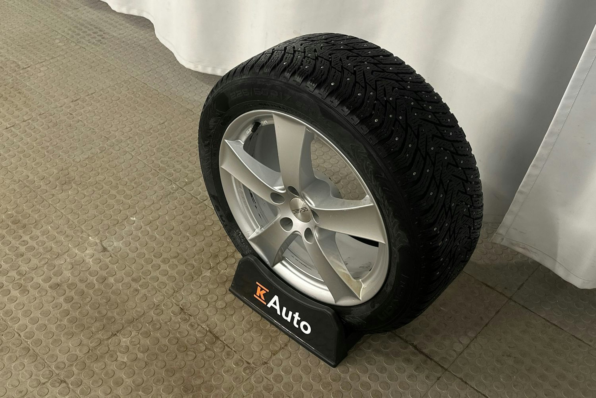 valkoinen Audi A4 2017 kuva 13.