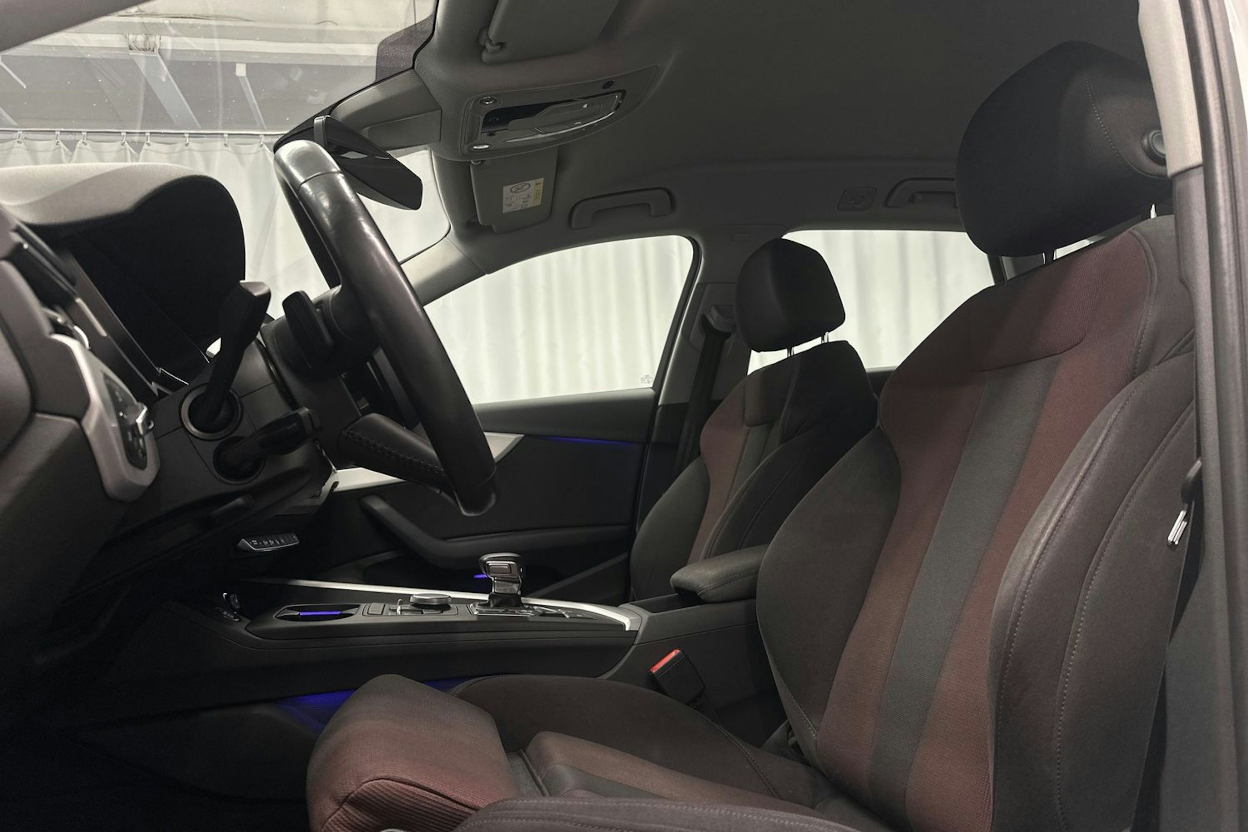 valkoinen Audi A4 2017 kuva 15.