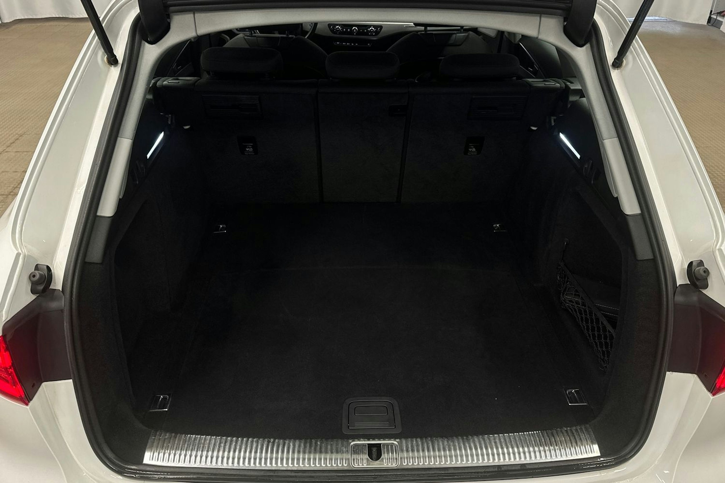 valkoinen Audi A4 2017 kuva 16.
