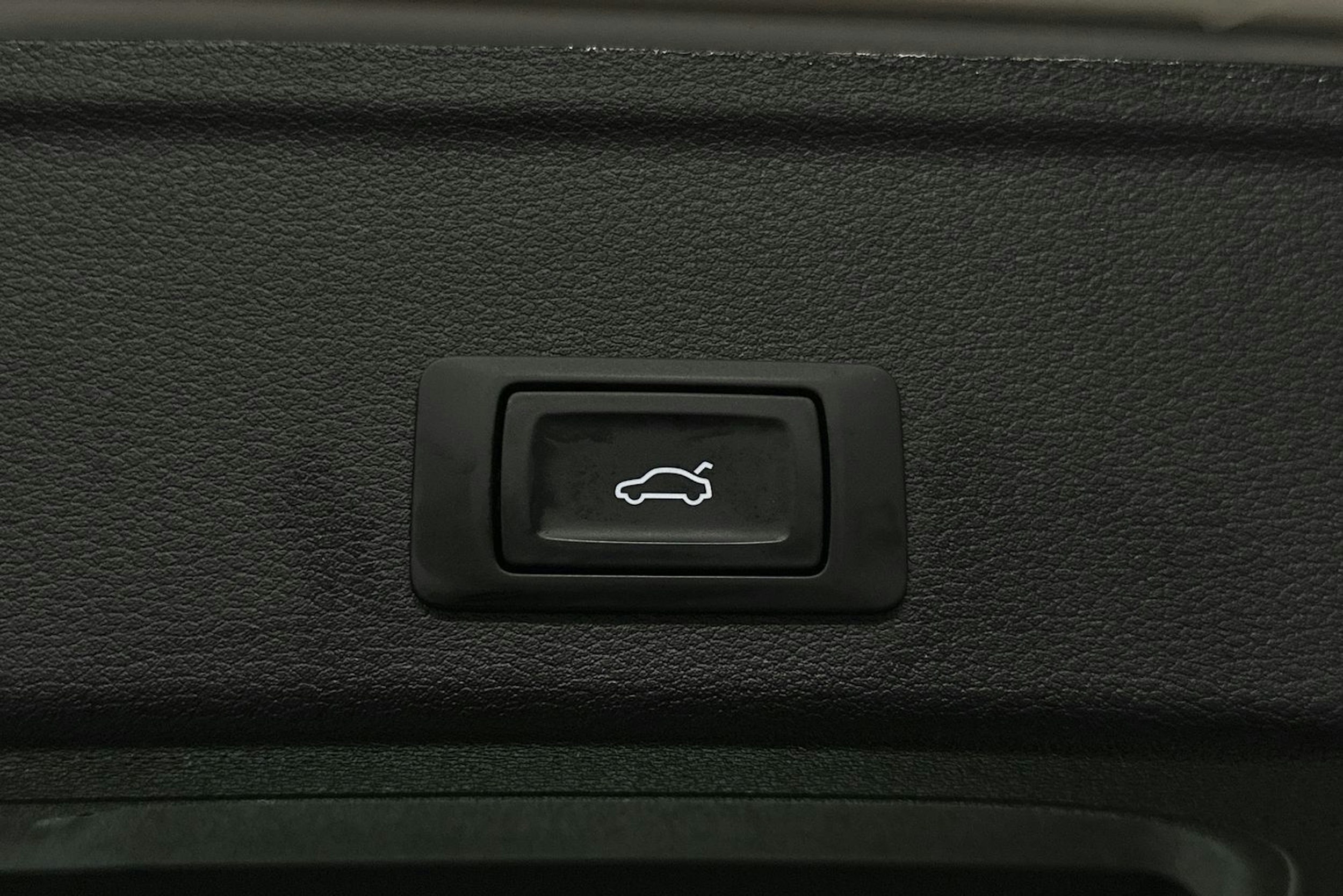 valkoinen Audi A4 2017 kuva 17.