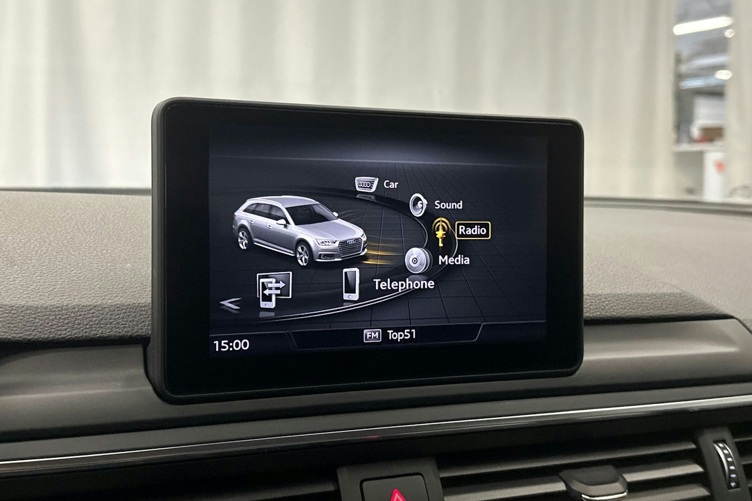valkoinen Audi A4 2017 kuva 23.