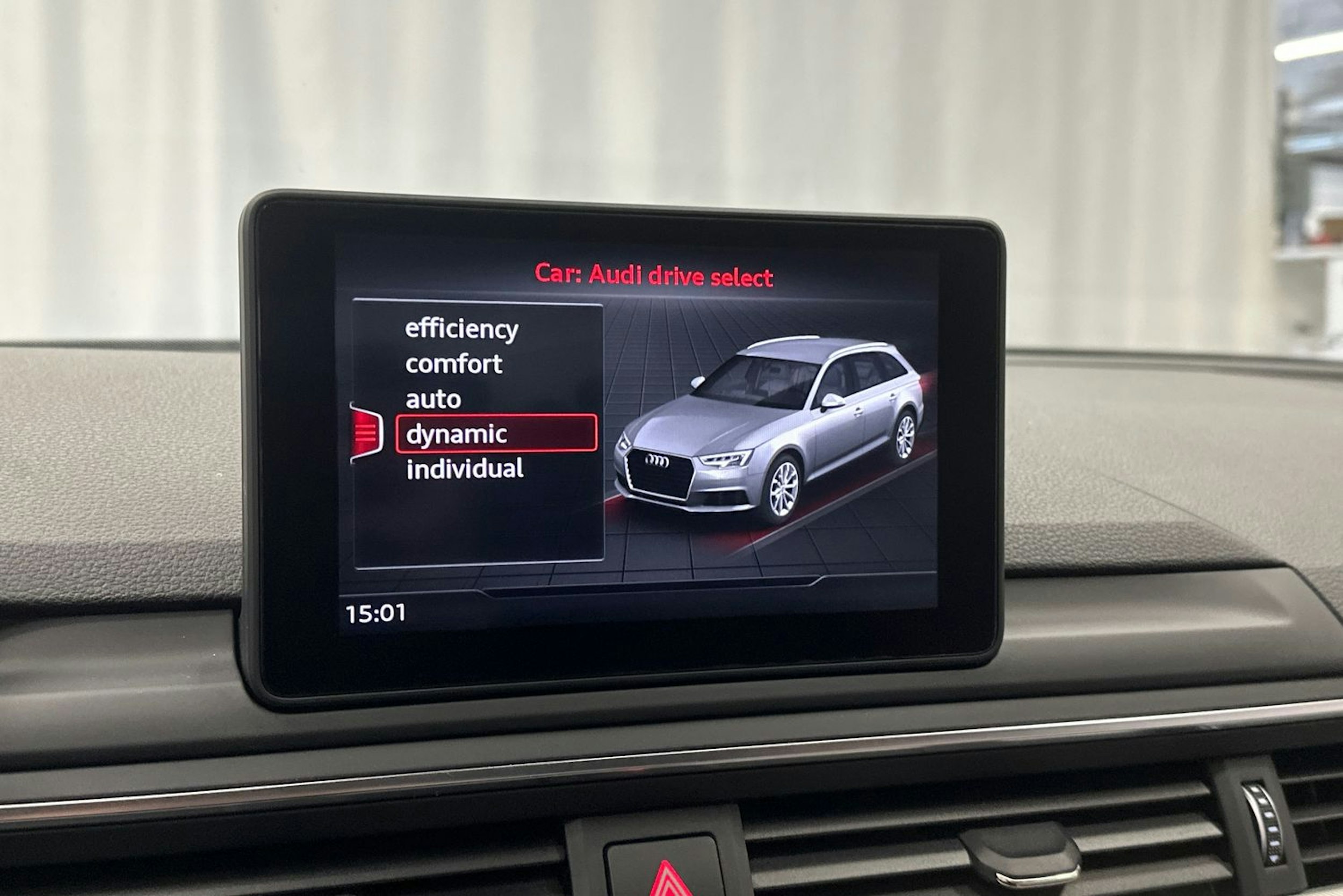 valkoinen Audi A4 2017 kuva 26.