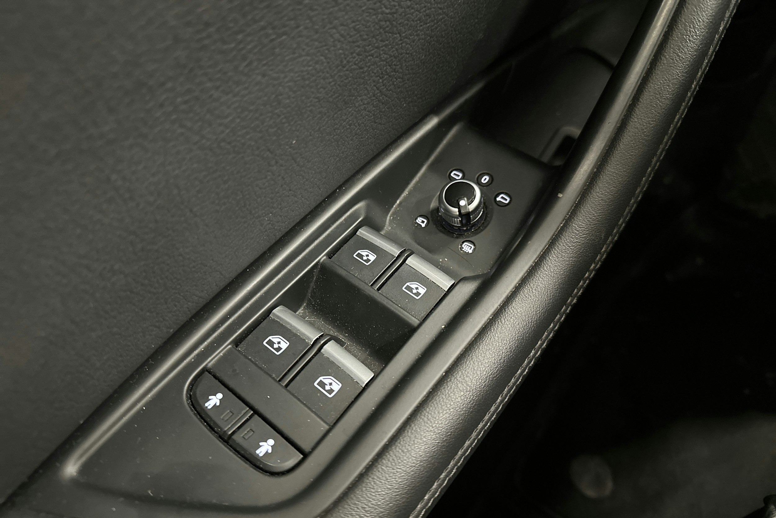 Musta Audi A4 2017 kuva 15.