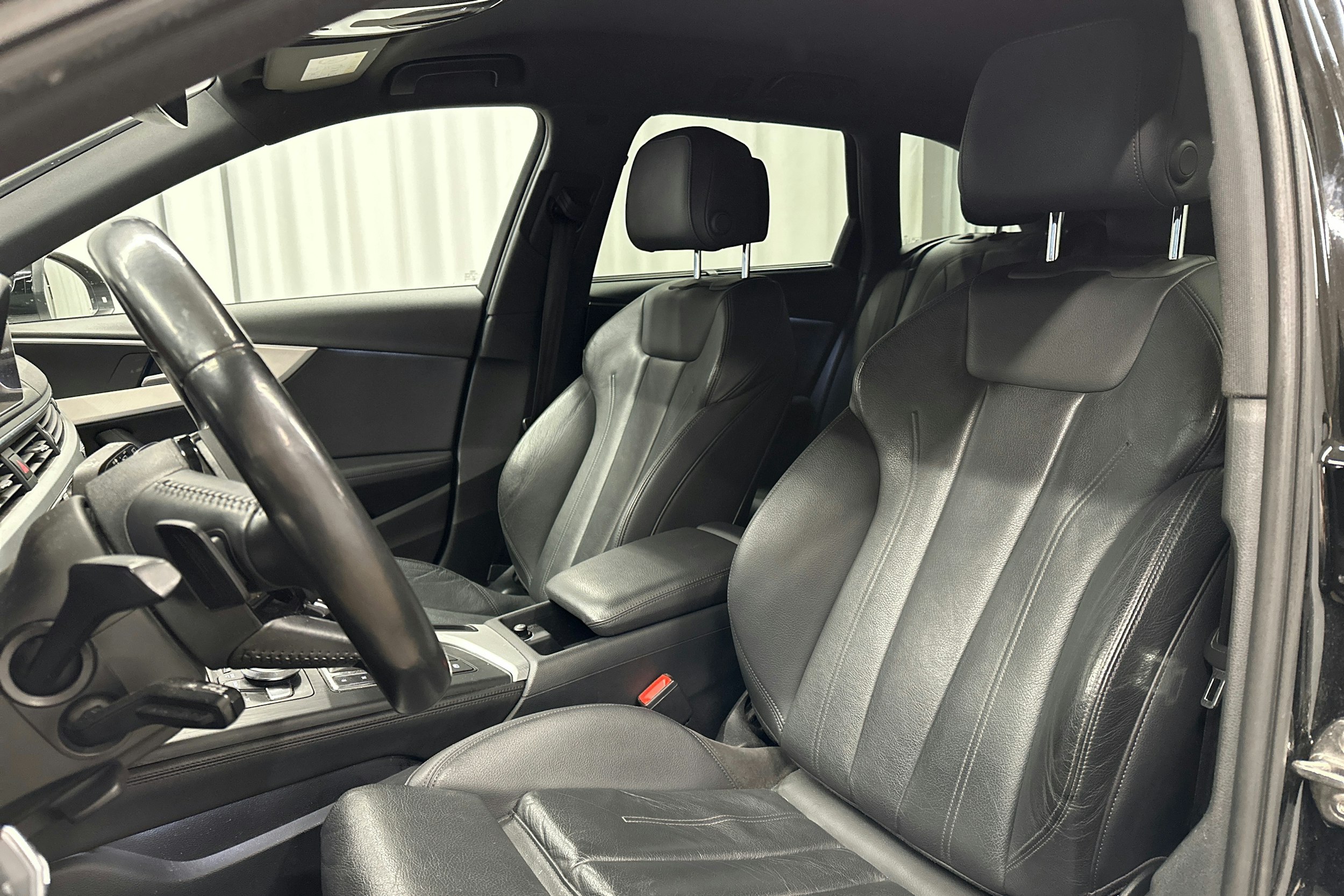 Musta Audi A4 2017 kuva 26.