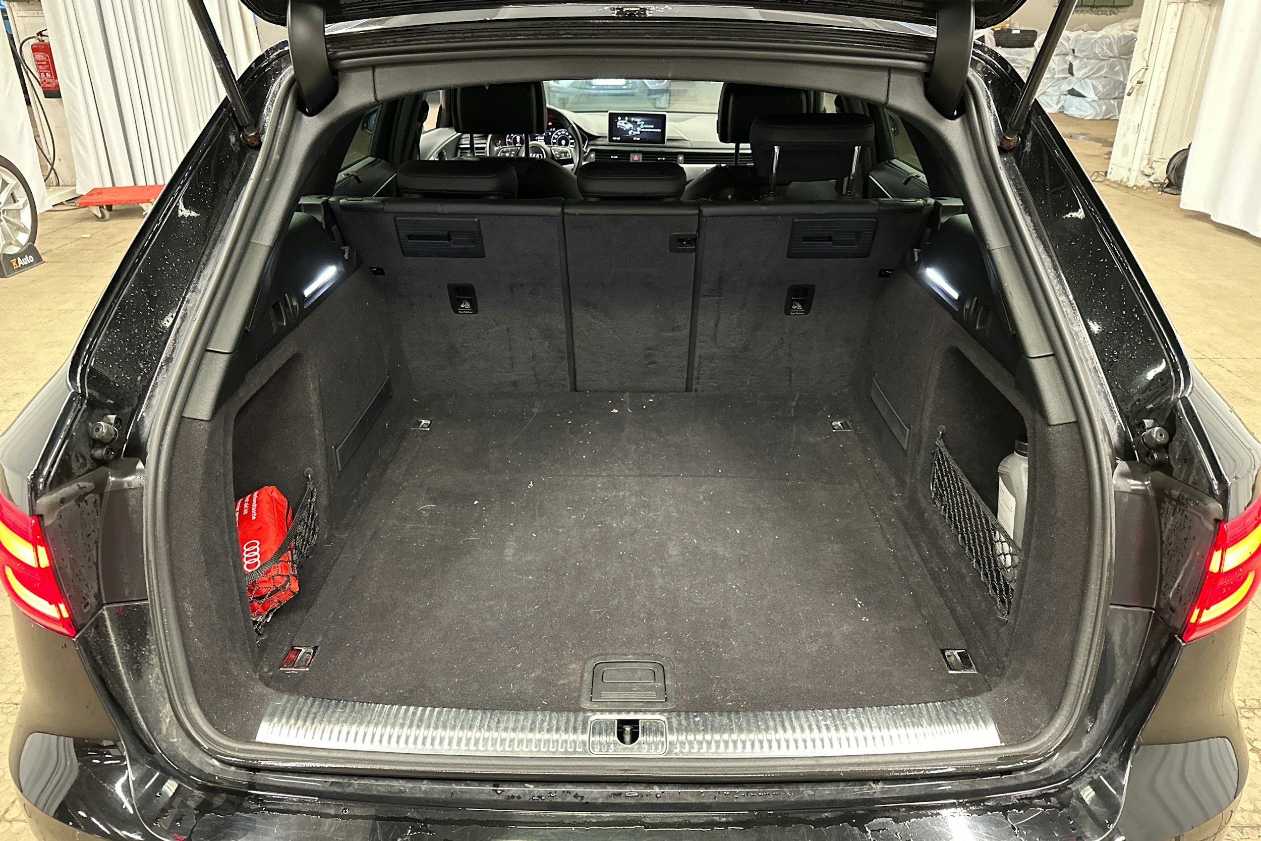 Musta Audi A4 2017 kuva 27.