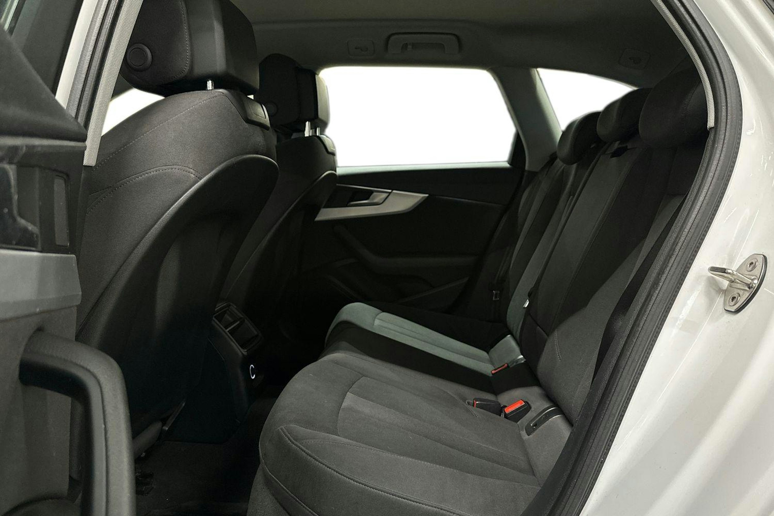 valkoinen Audi A4 2017 kuva 8.