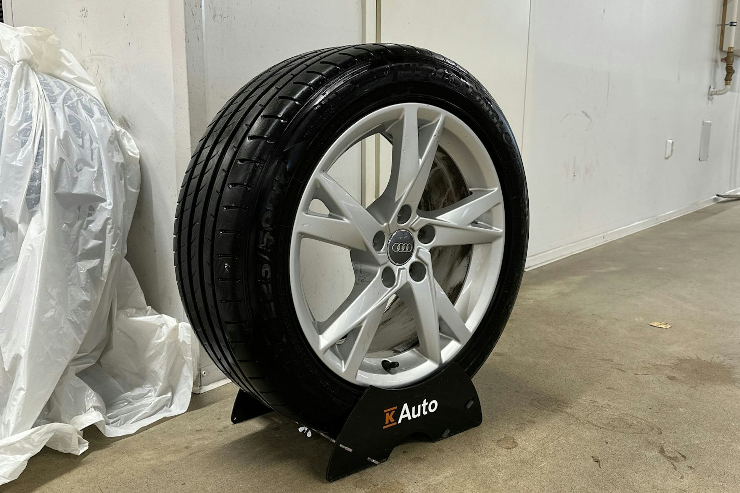 valkoinen Audi A4 2017 kuva 10.