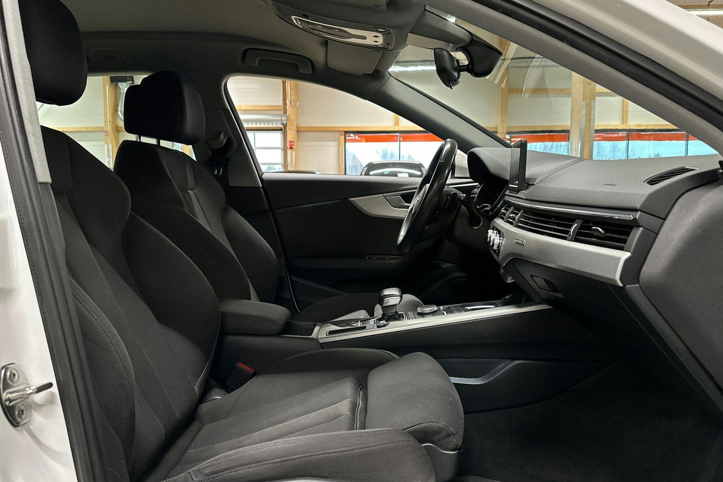 valkoinen Audi A4 2017 kuva 11.