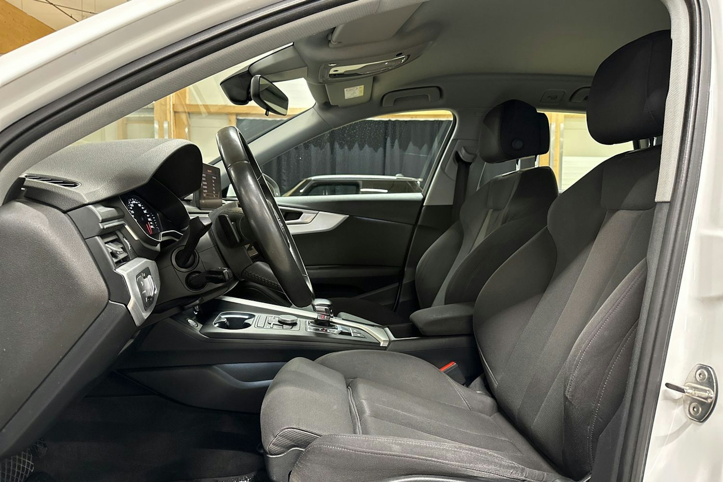 valkoinen Audi A4 2017 kuva 12.