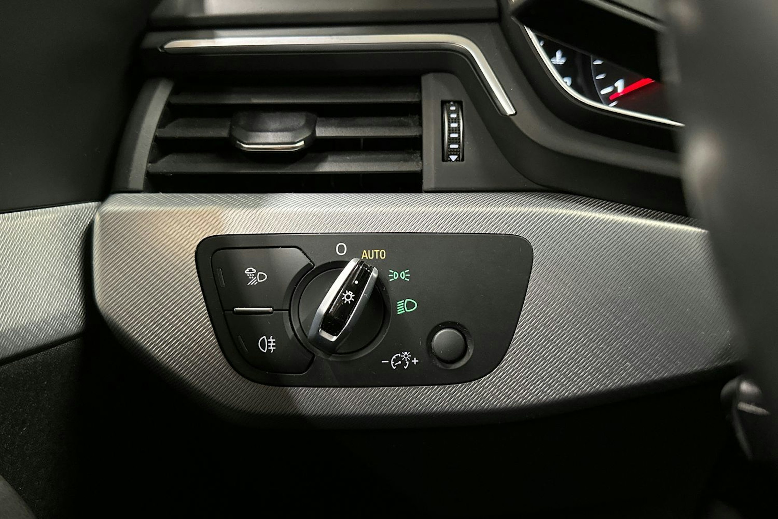 valkoinen Audi A4 2017 kuva 23.