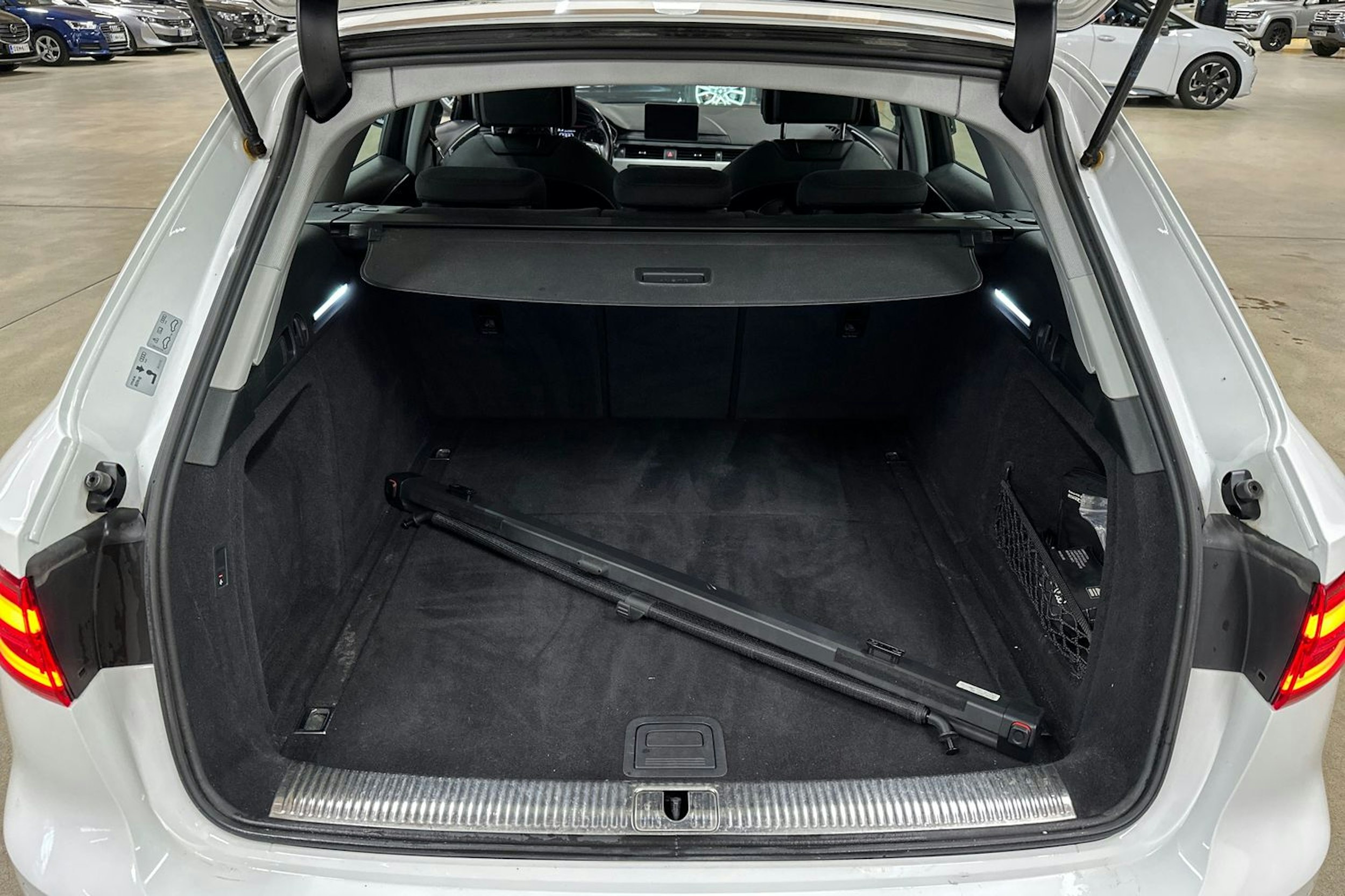 valkoinen Audi A4 2017 kuva 24.