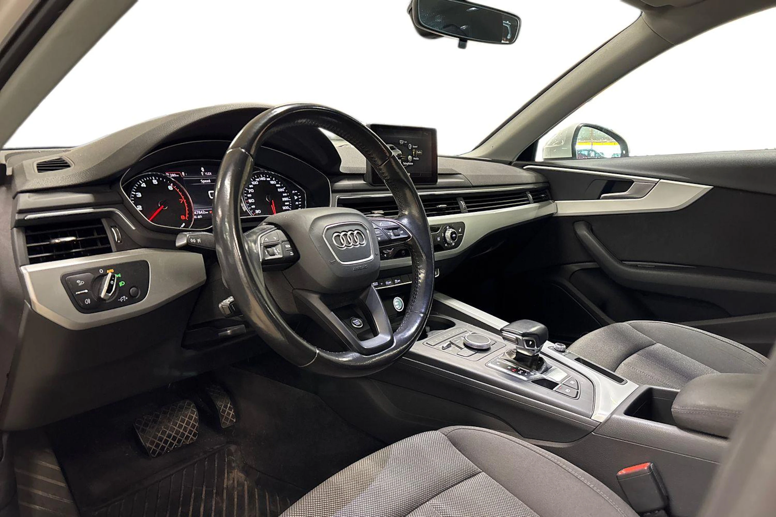 valkoinen Audi A4 2017 kuva 3.