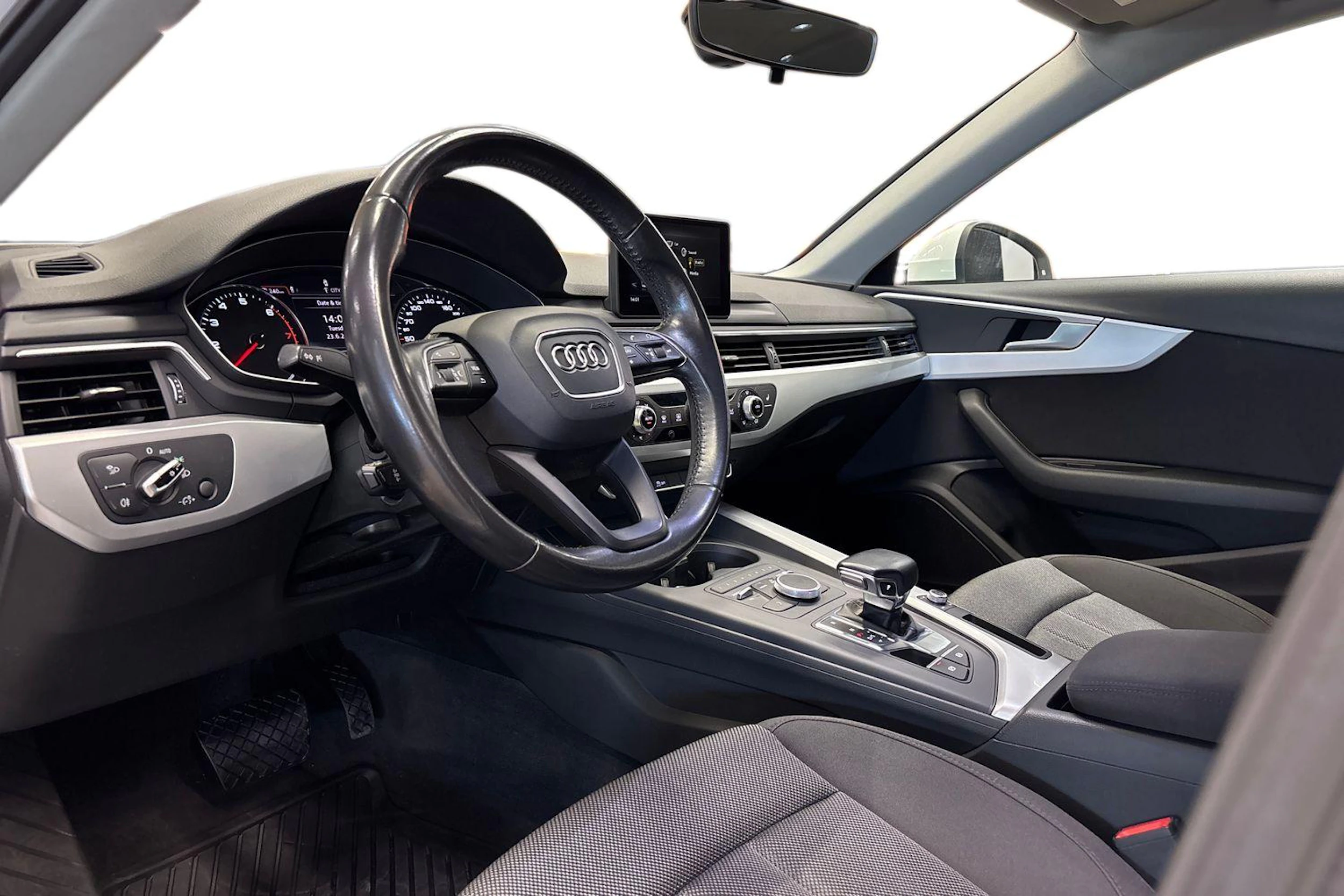 valkoinen Audi A4 2017 kuva 6.