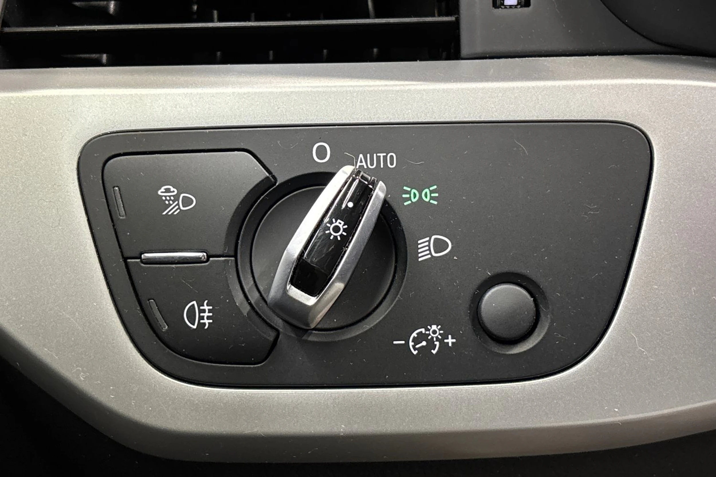 valkoinen Audi A4 2017 kuva 12.
