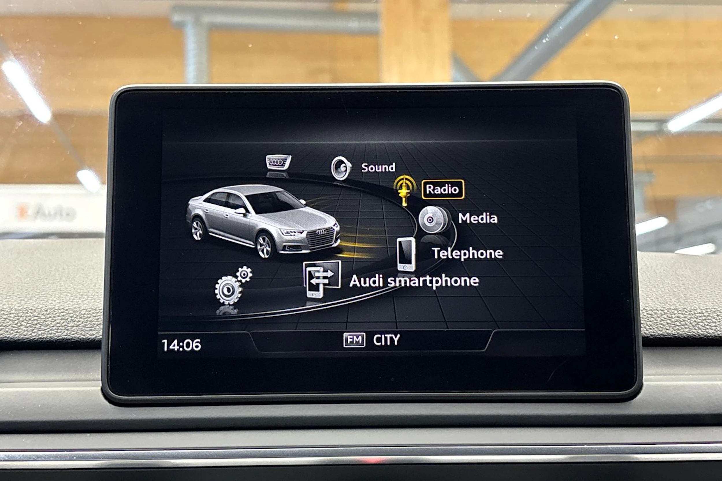 valkoinen Audi A4 2017 kuva 16.
