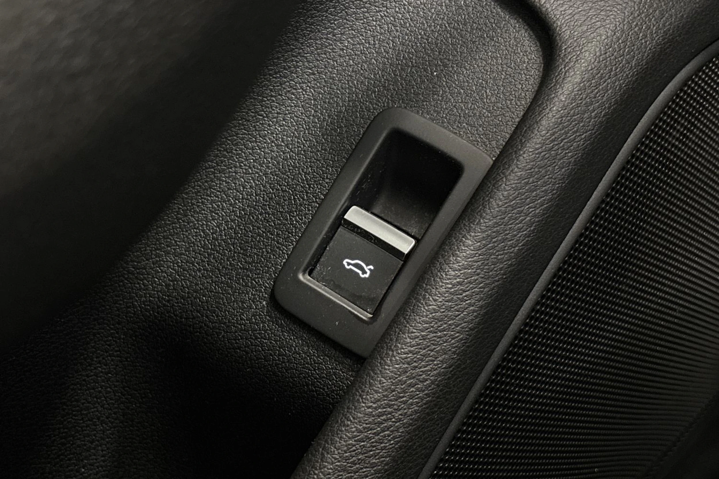 valkoinen Audi A4 2017 kuva 22.