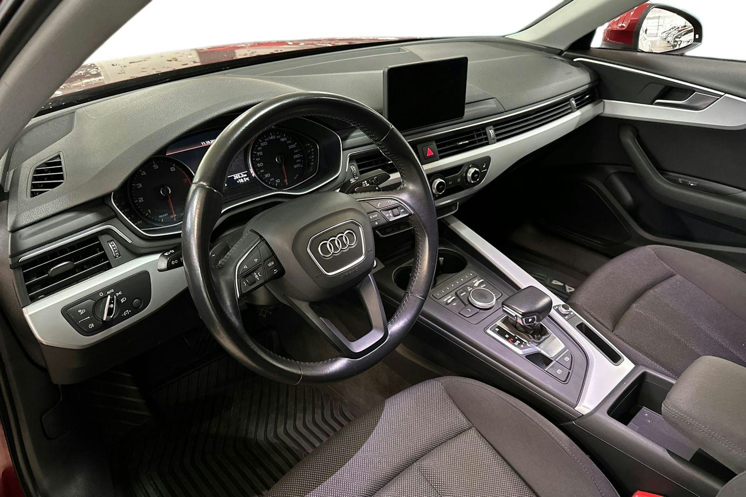 Valkoinen Audi A4 2017 kuva 3.