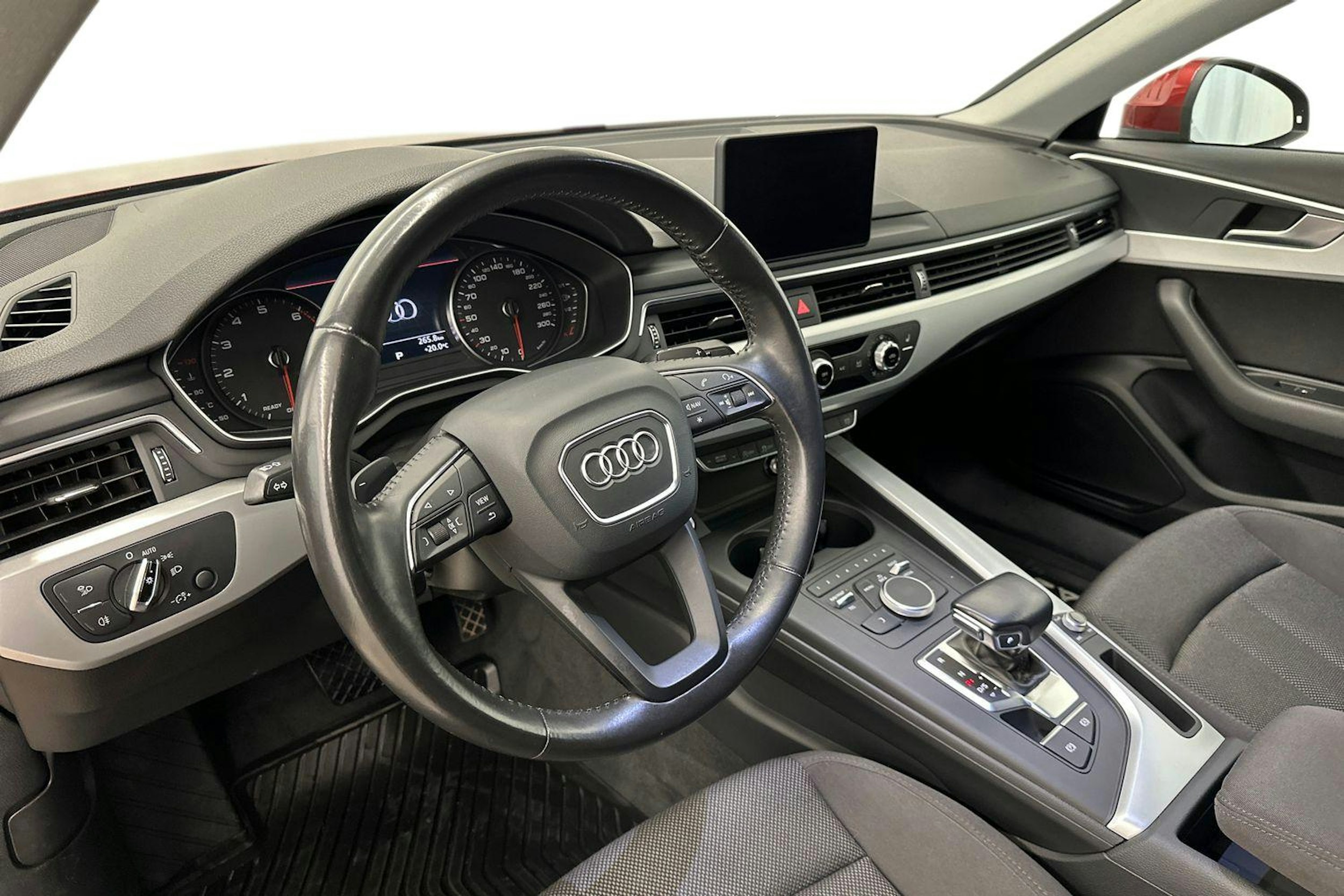 Valkoinen Audi A4 2017 kuva 7.