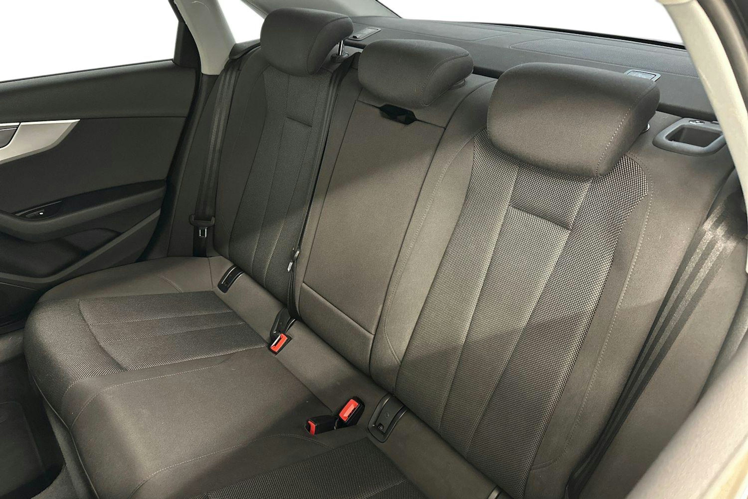 Valkoinen Audi A4 2017 kuva 10.