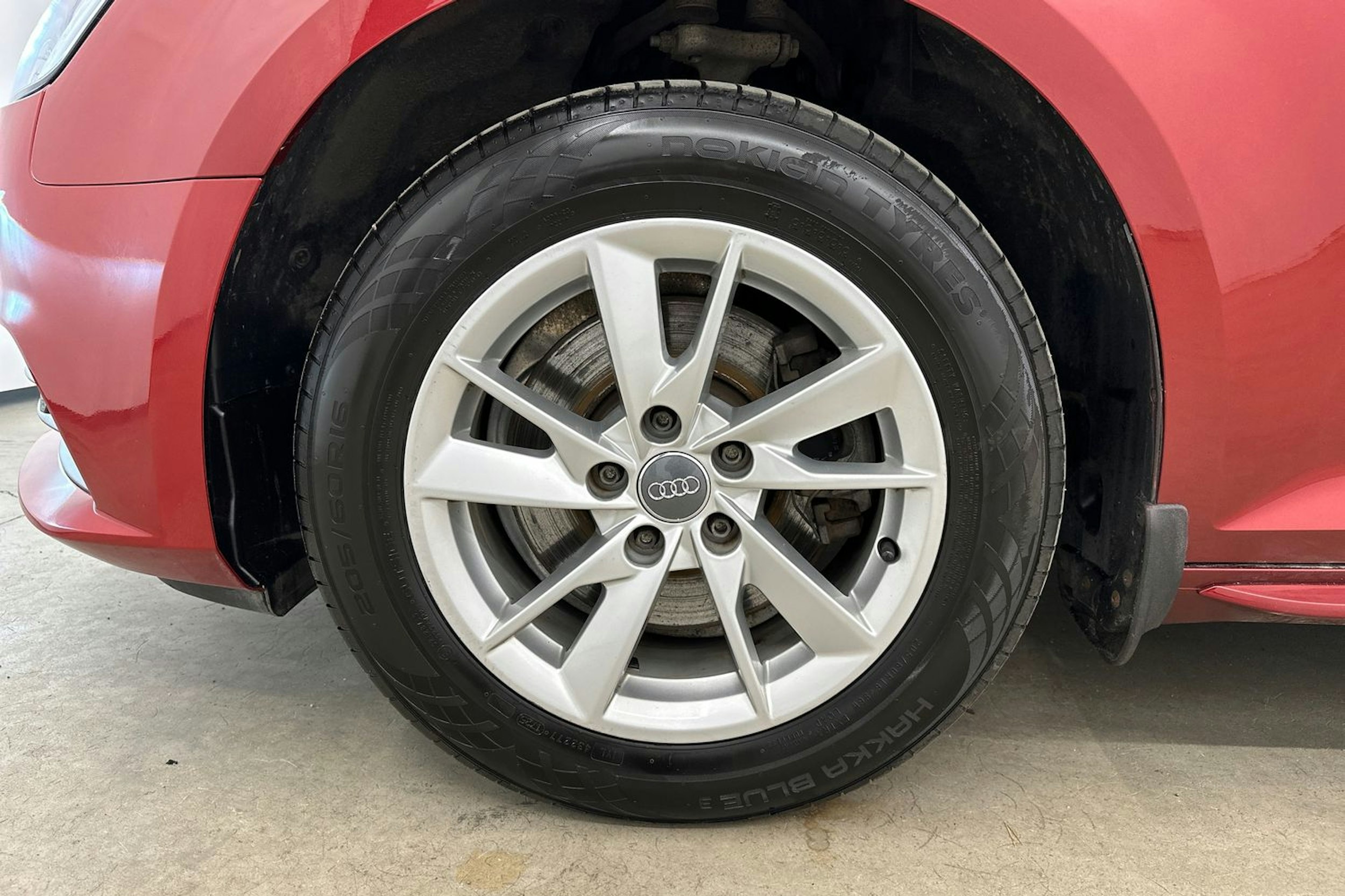 Valkoinen Audi A4 2017 kuva 11.