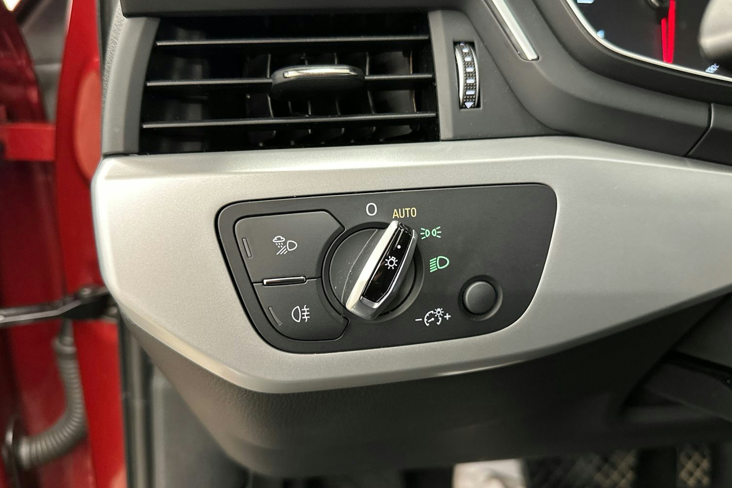 Valkoinen Audi A4 2017 kuva 14.
