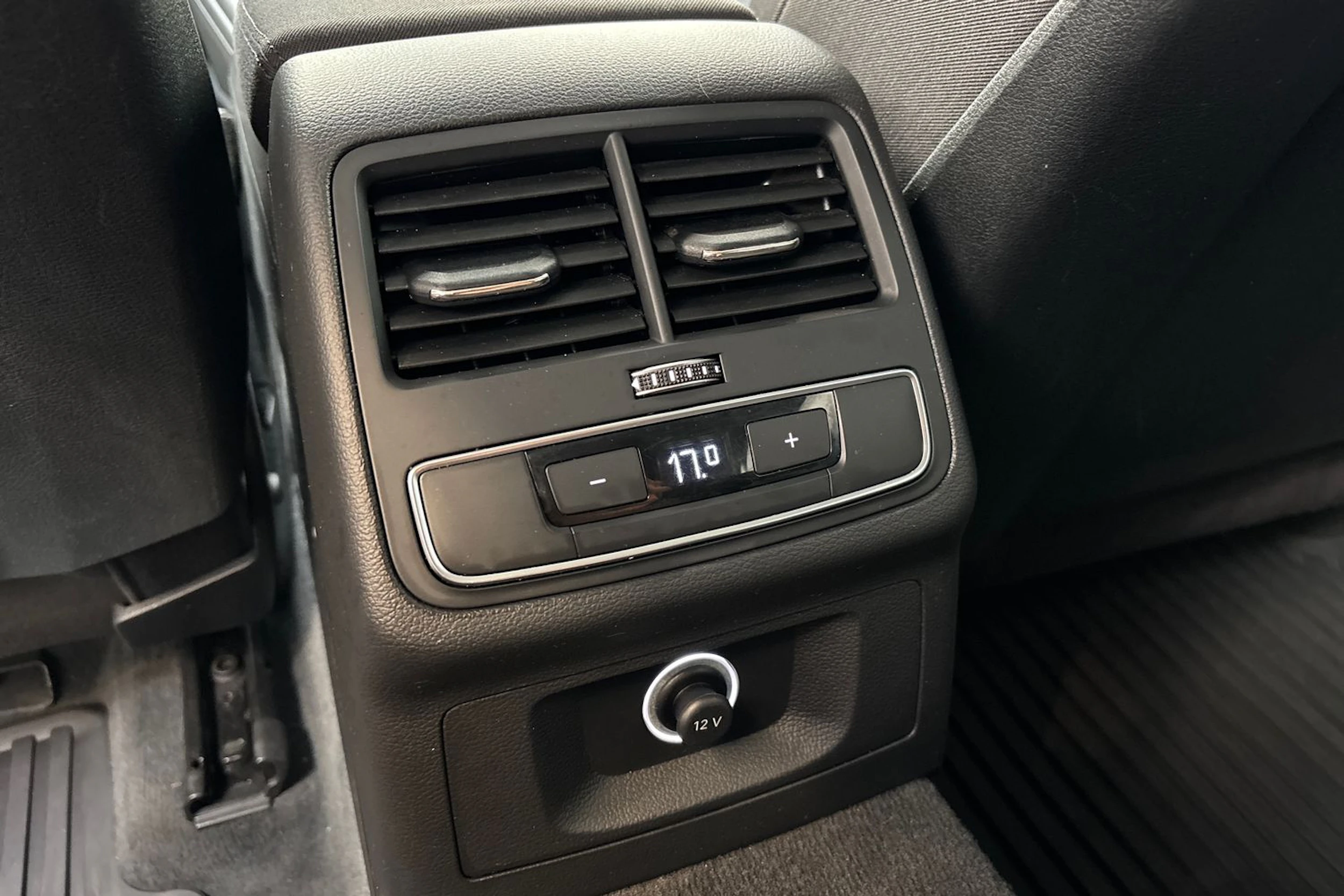 musta Audi A4 2017 kuva 16.