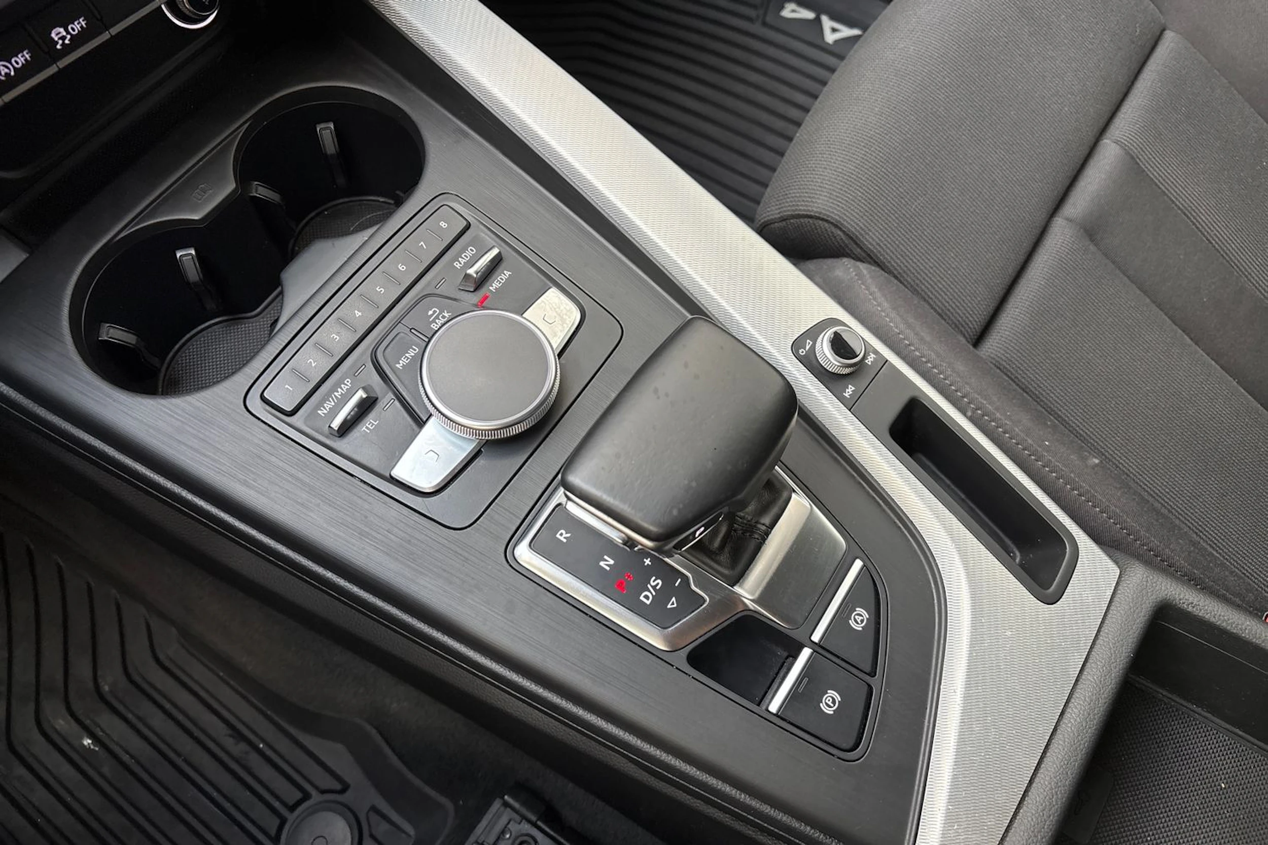 musta Audi A4 2017 kuva 22.
