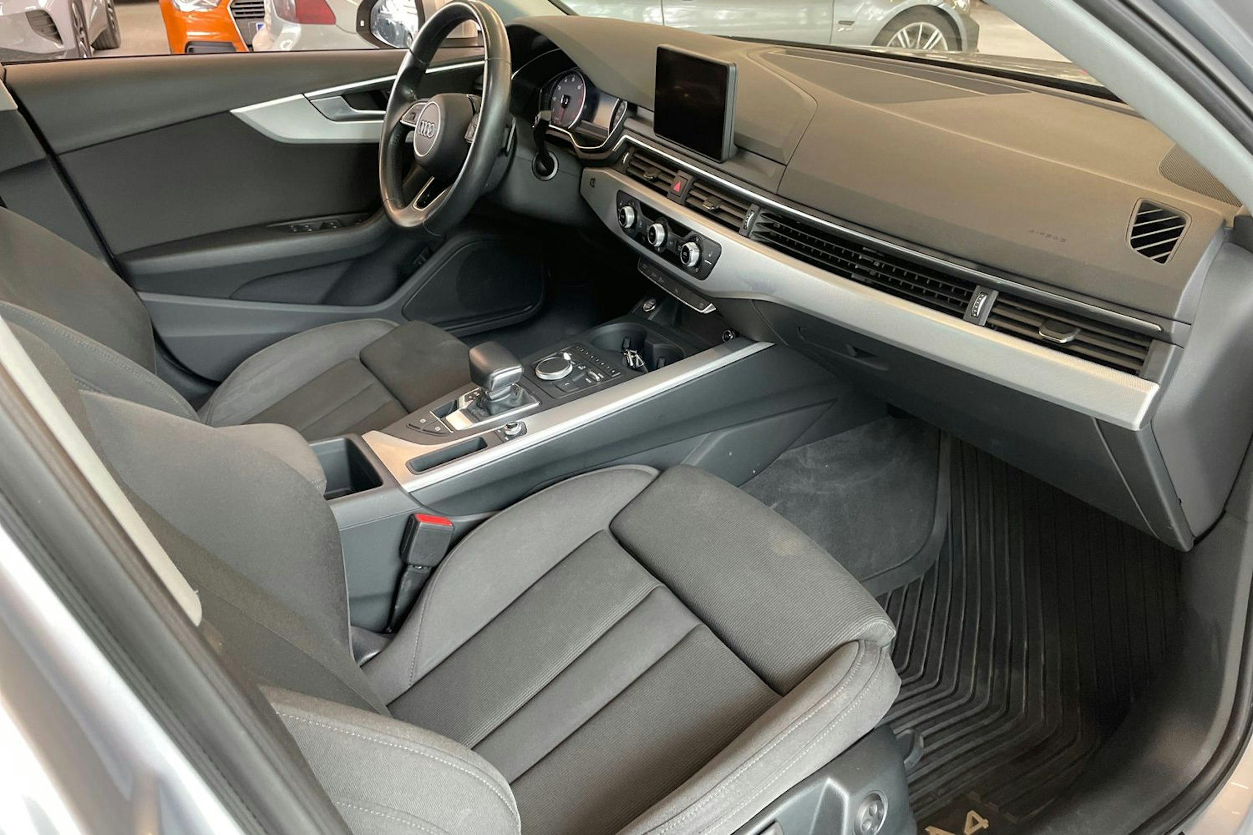 Hopea Audi A4 2017 kuva 26.