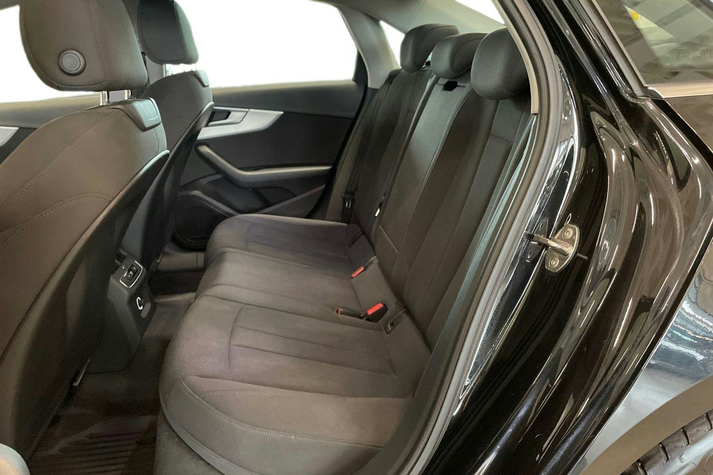 musta Audi A4 2017 kuva 10.