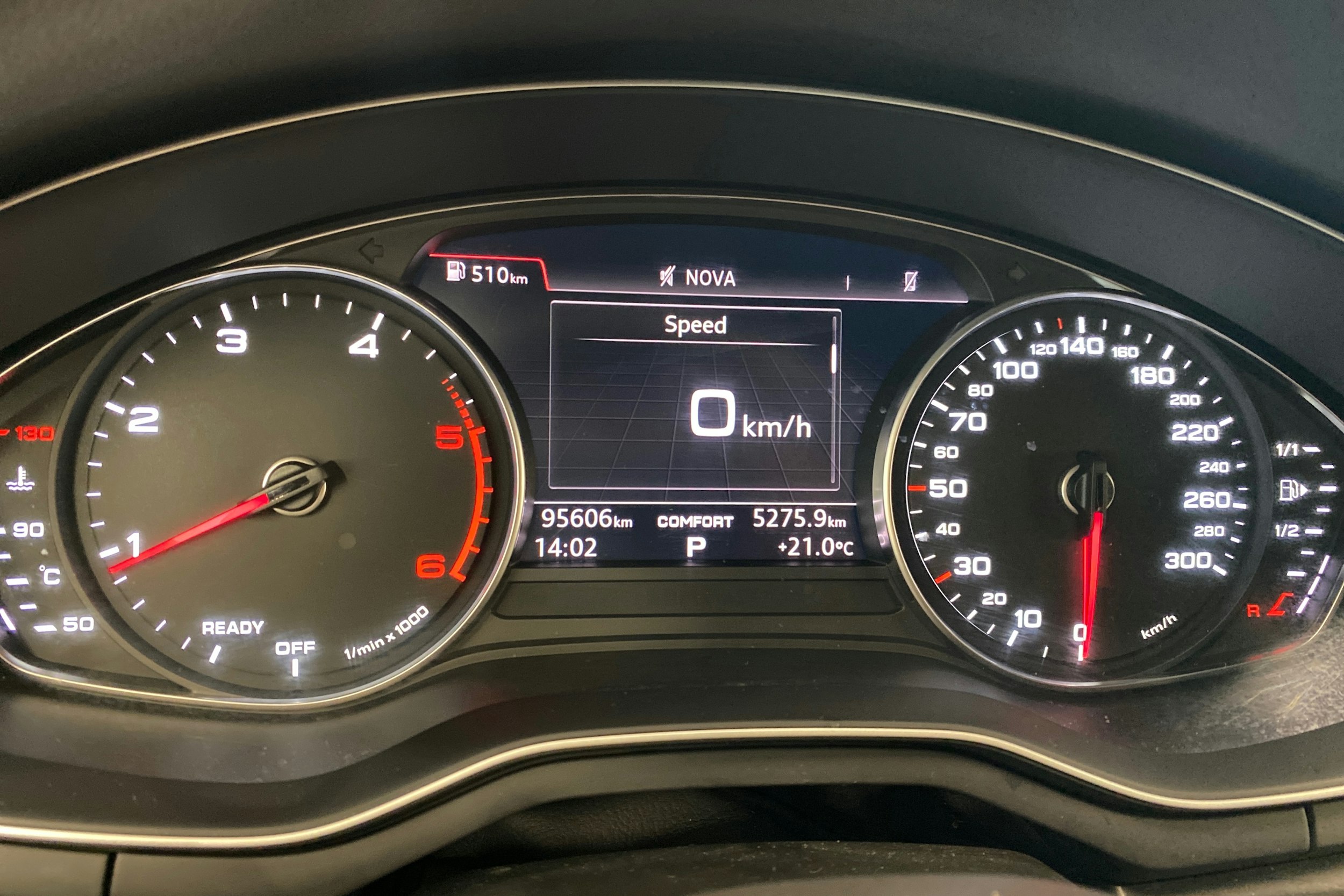 Musta Audi A4 2017 kuva 16.