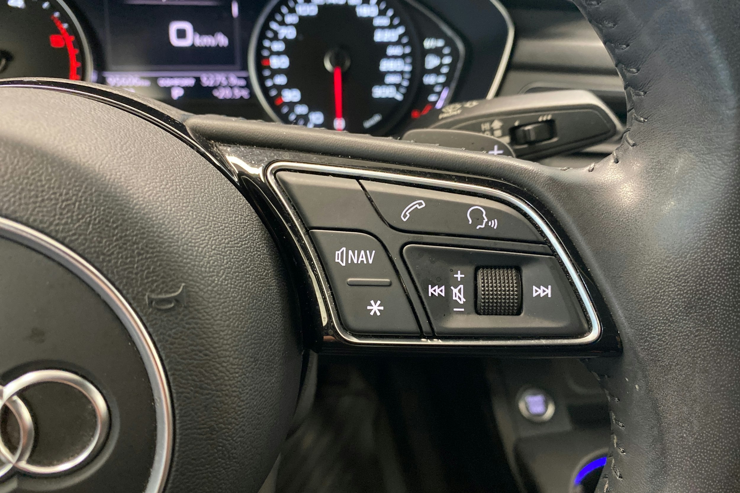 Musta Audi A4 2017 kuva 18.