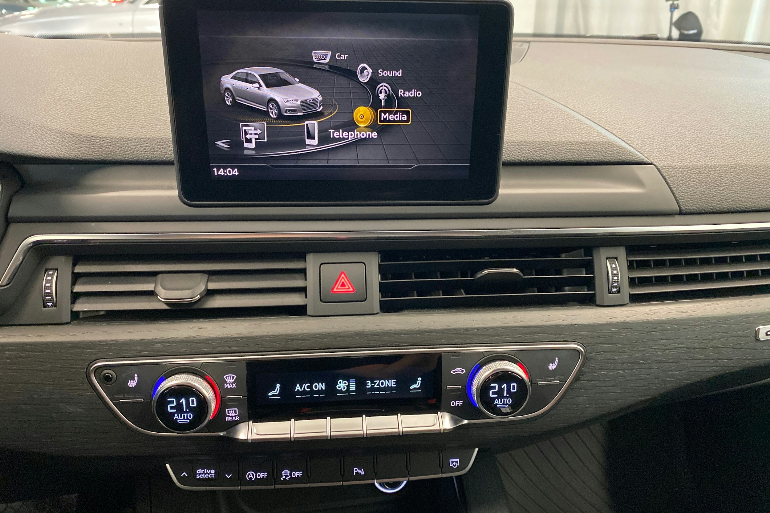 Musta Audi A4 2017 kuva 22.