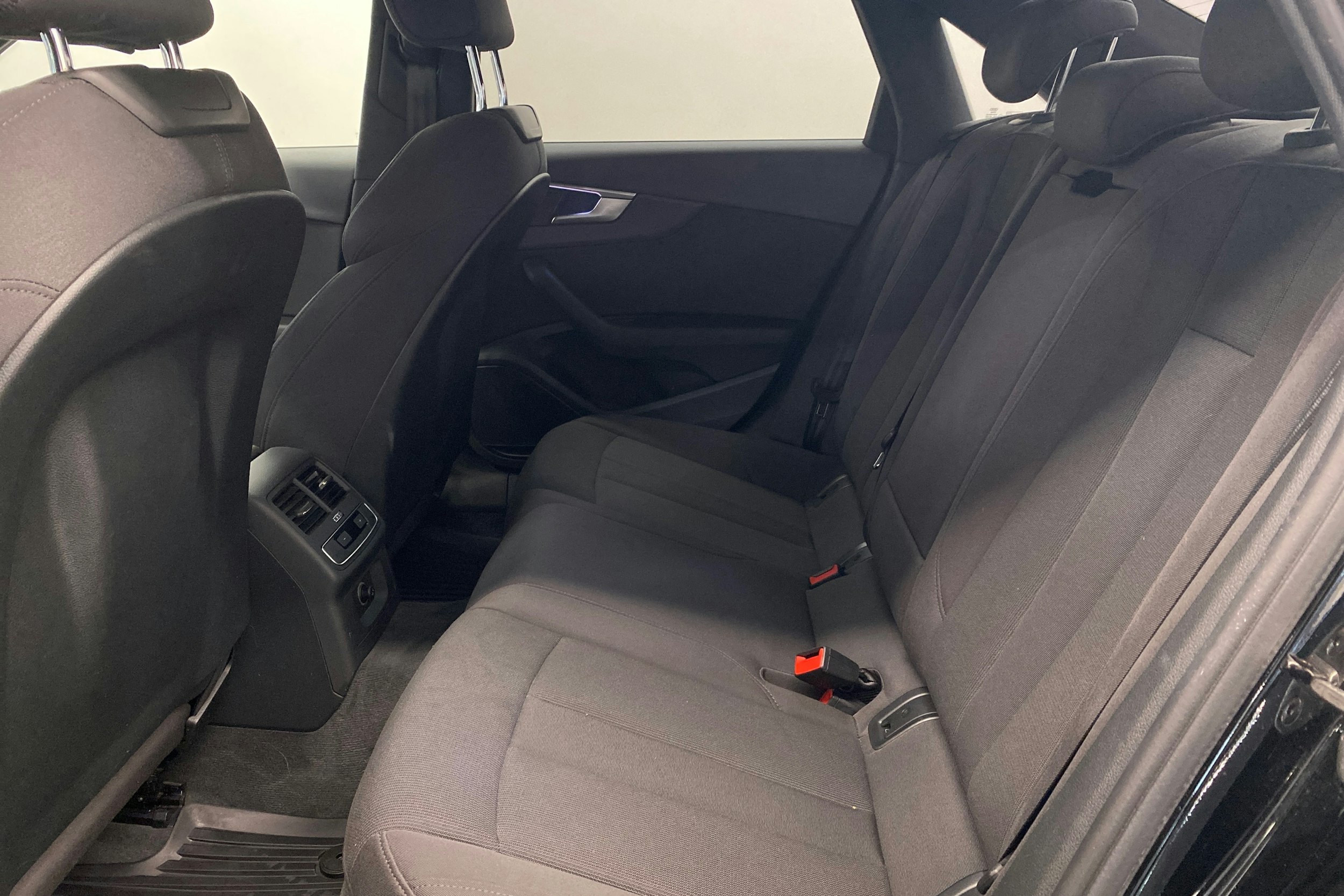 Musta Audi A4 2017 kuva 31.