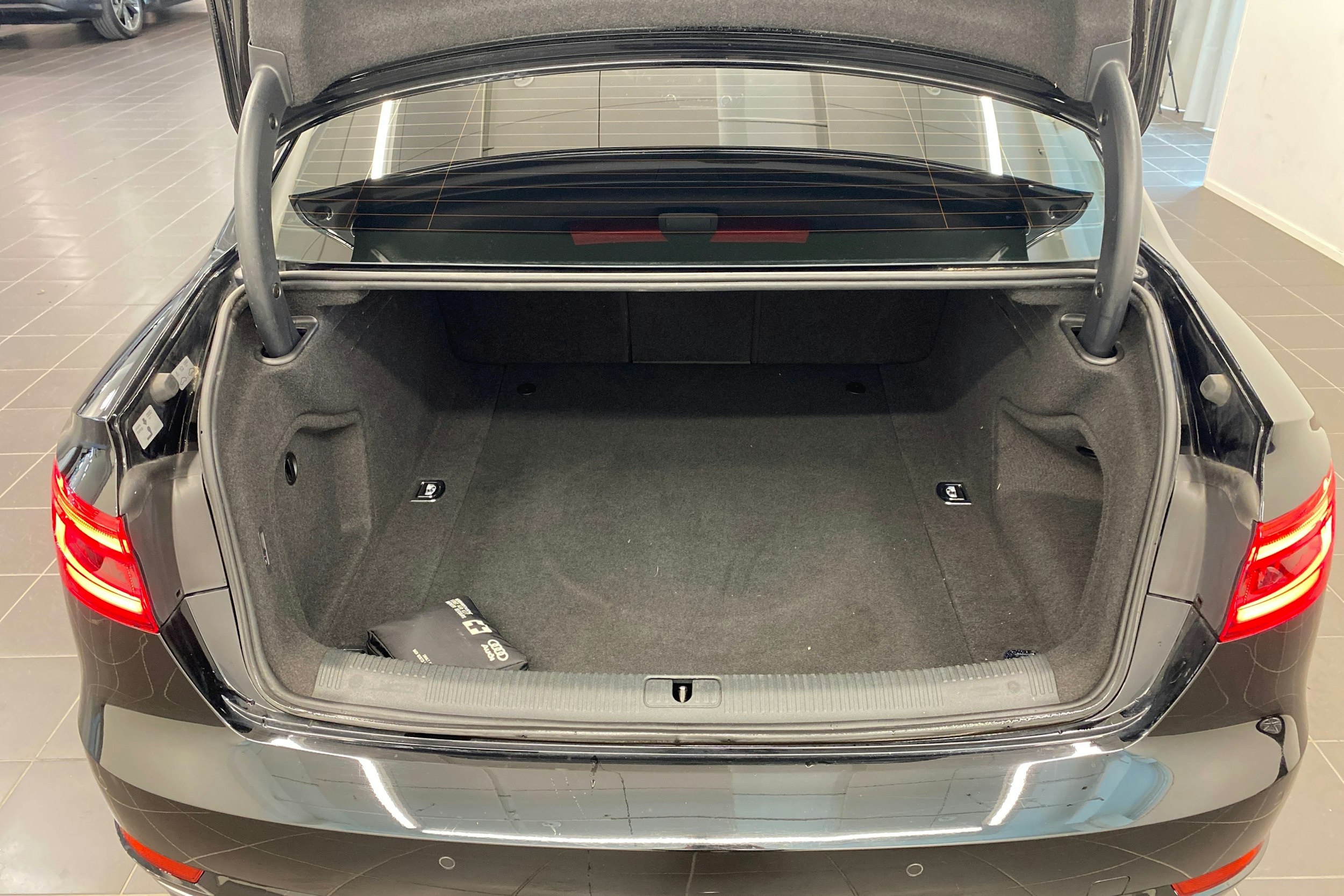 Musta Audi A4 2017 kuva 33.